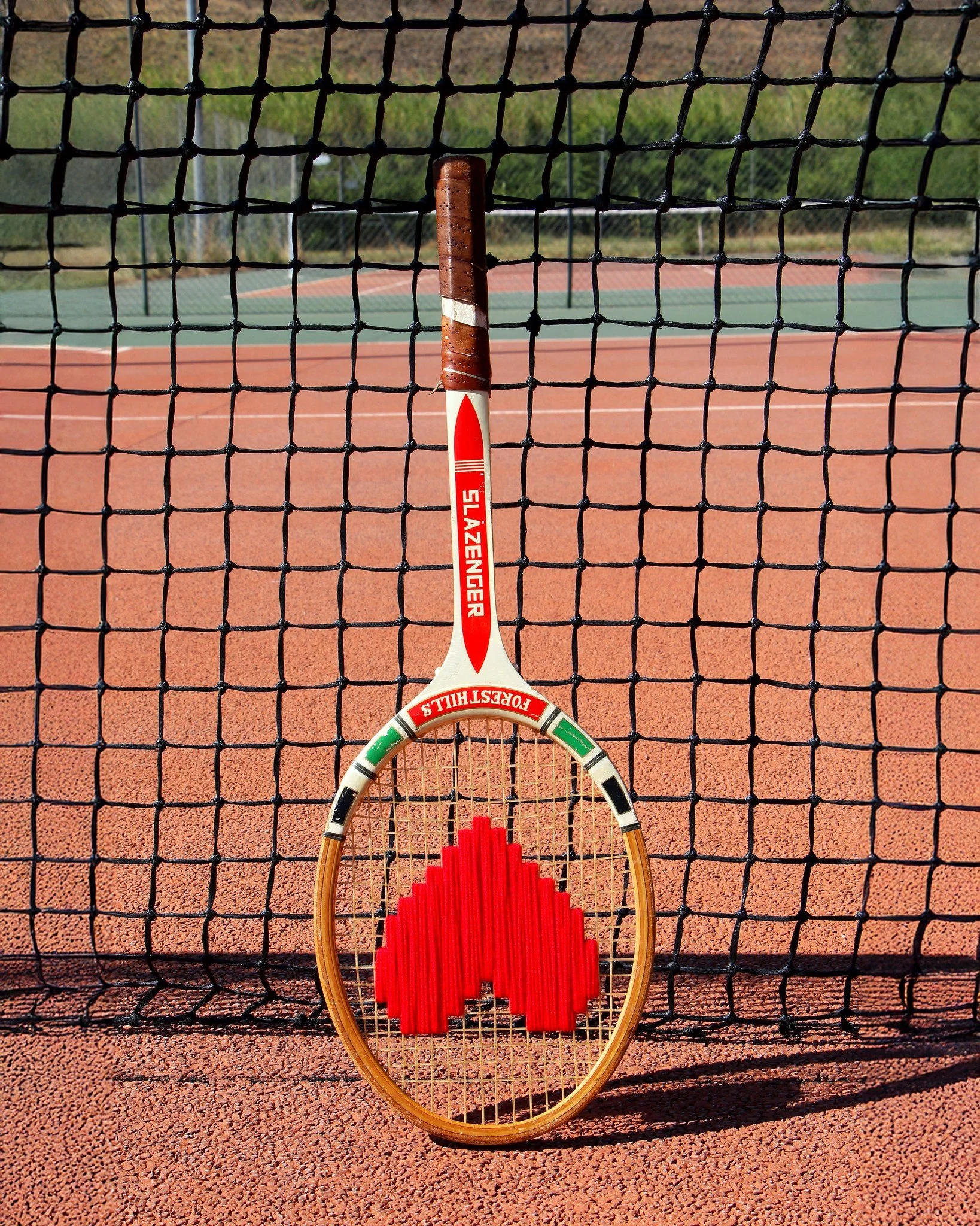 Pour celles et ceux qui aiment le tennis, le vintage et les objets qui ont une &acirc;me, les d&eacute;tails faits &agrave; la main et les c&oelig;urs qui battent un peu plus fort 💕

La raquette Send Love s&rsquo;offre comme un message d&rsquo;amour