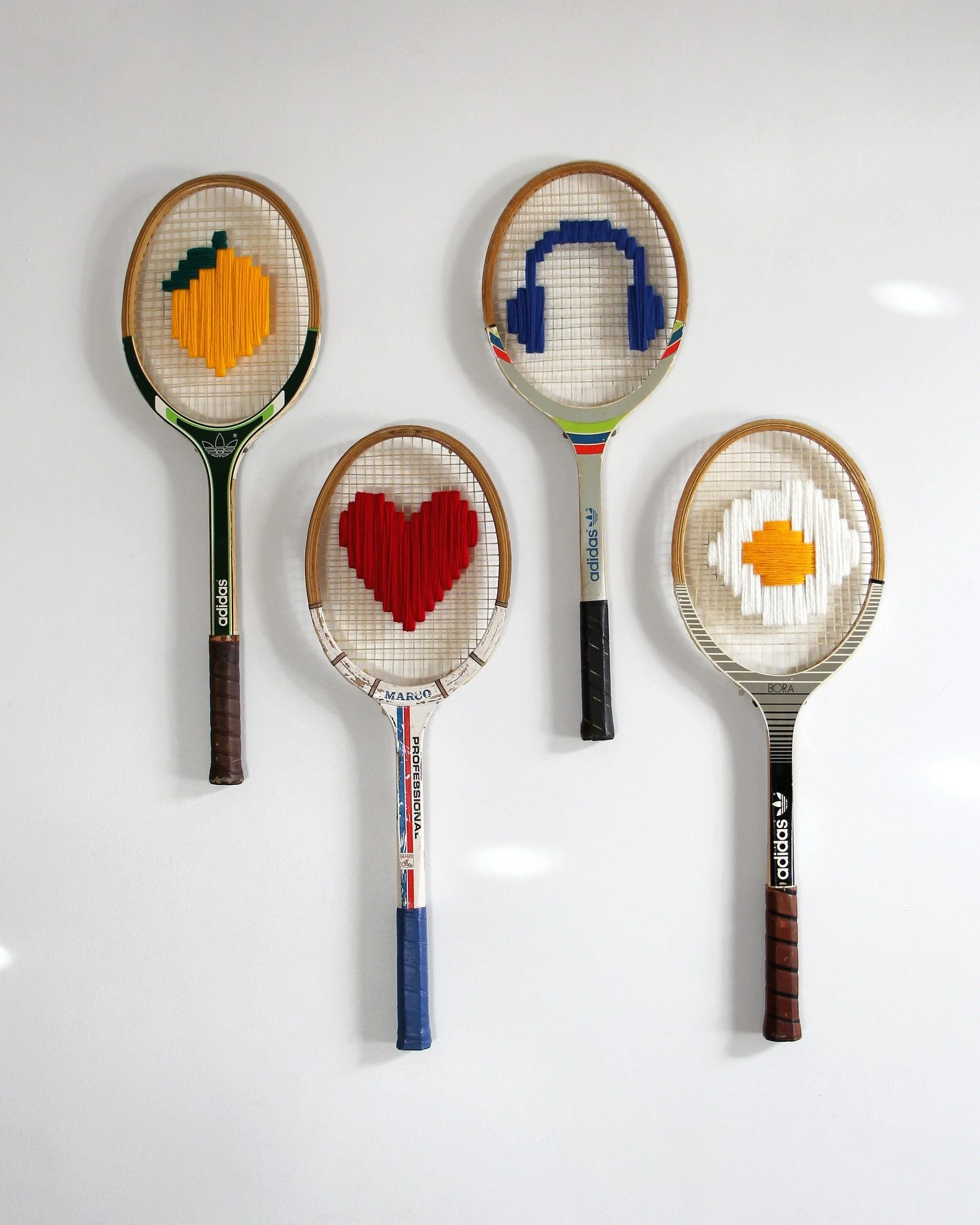 La premi&egrave;re commande sur-mesure de 2026, 4 raquettes, 4 motifs diff&eacute;rents, direction Madrid 🫶

C'est la toute premi&egrave;re fois (toute toute premi&egrave;re fois toute toute premi&egrave;re fois - et hop une chanson en boucle dans l