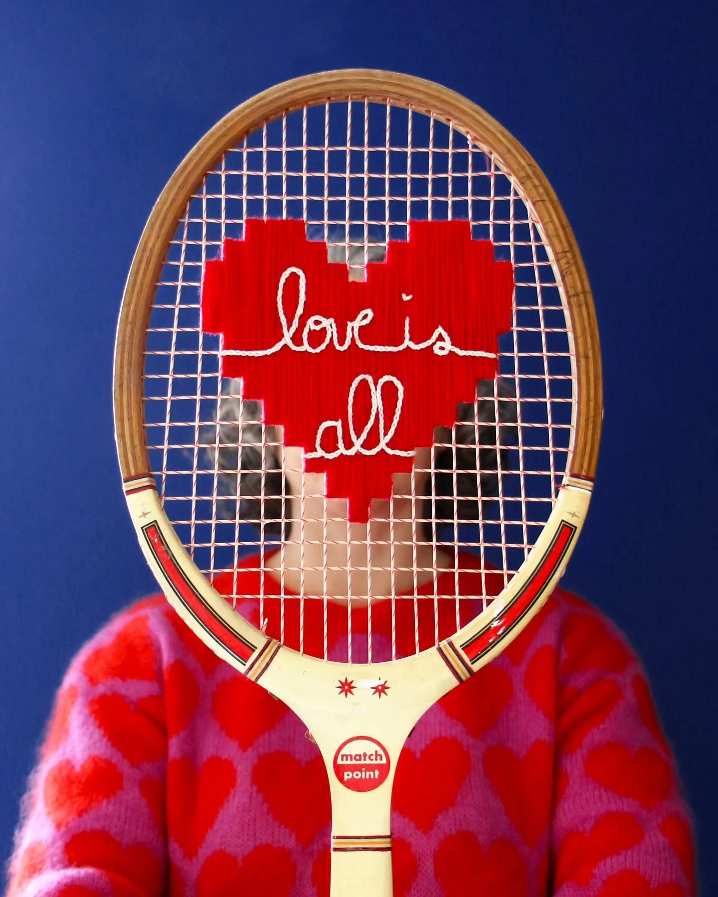 Parce que sauver le monde commence par l'amour ❤️ 
Maintenant.

Alors j'ai commenc&eacute; &agrave; le broder.
Premi&egrave;re raquette Send Love avec des mots brod&eacute;s &agrave; la main. 
Et ce n'est que le d&eacute;but ❤️&zwj;🔥