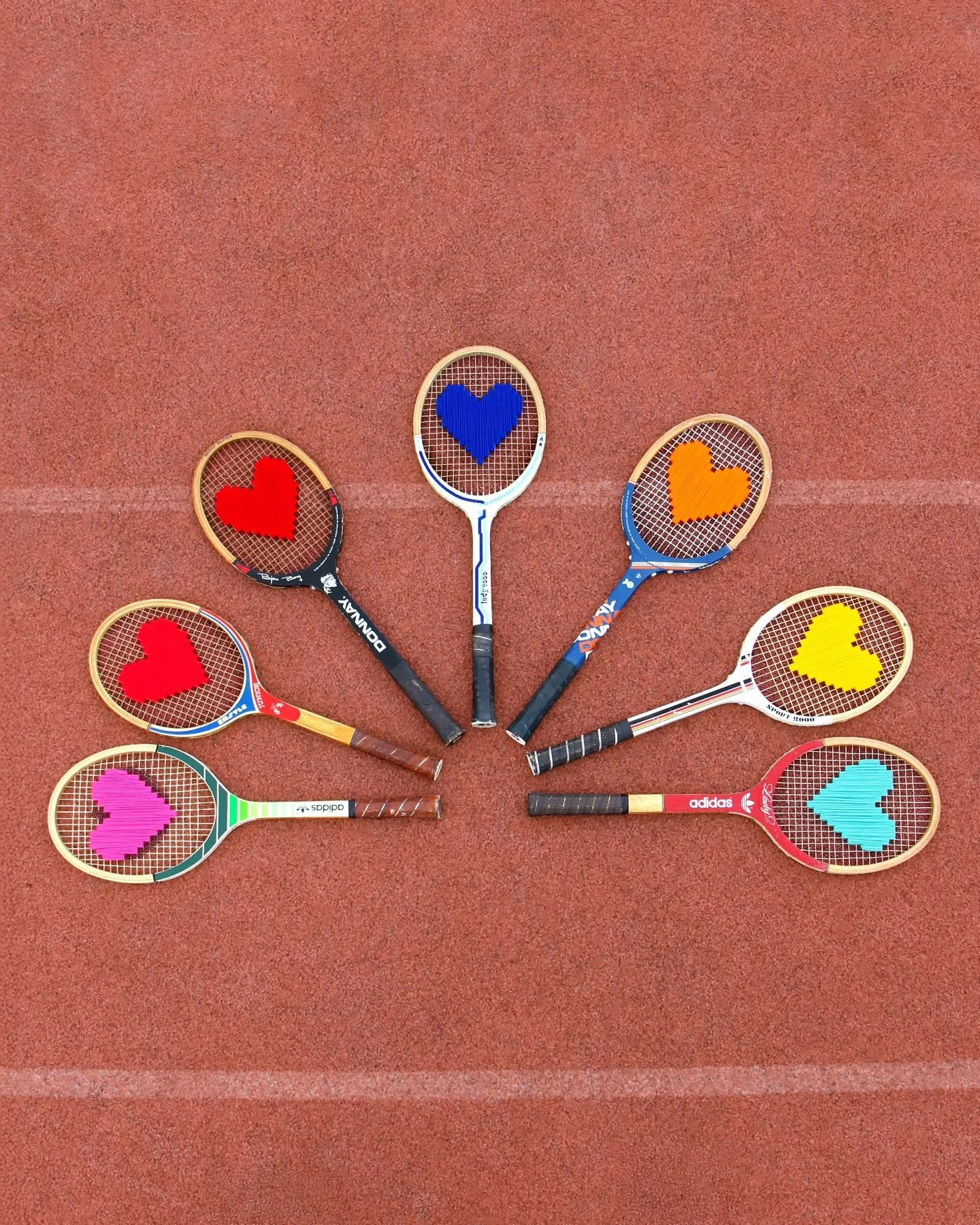 Pick your racket 🩷❤️💙🧡💛🩵

7 raquettes 
7 c&oelig;urs
7 fois plus de Love 🫶

Quelle est votre pr&eacute;f&eacute;r&eacute;e ?