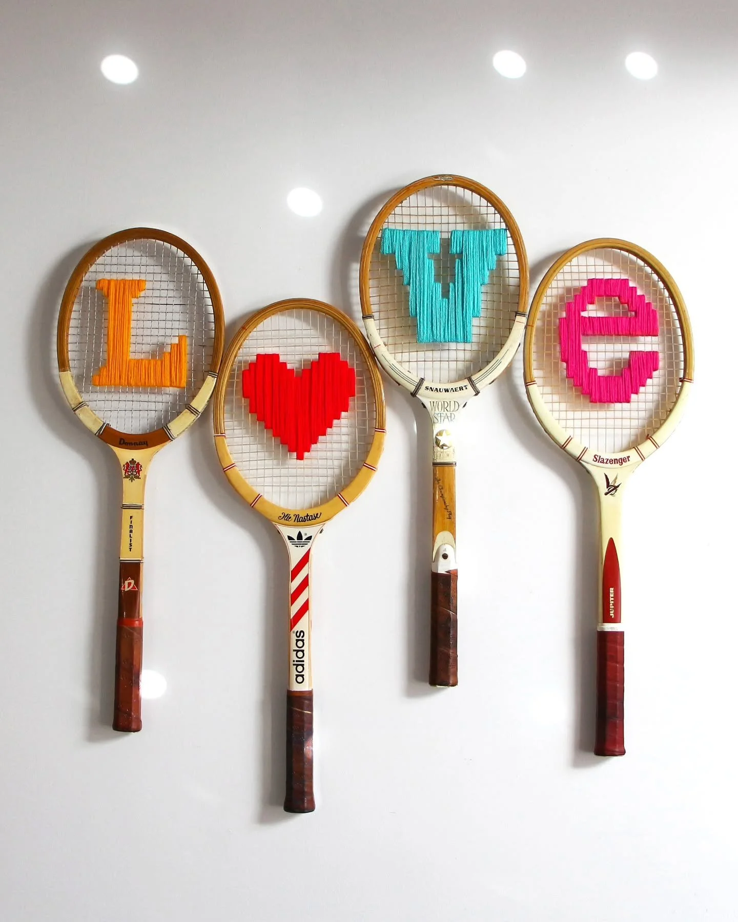 Des fois, je me dis que je suis arriv&eacute;e au bout des id&eacute;es sur les raquettes et puis pof, me voil&agrave; hier &agrave; 22h &agrave; broder des raquettes pour les assembler au mur et &eacute;crire un mot 😍 
L❤️VE