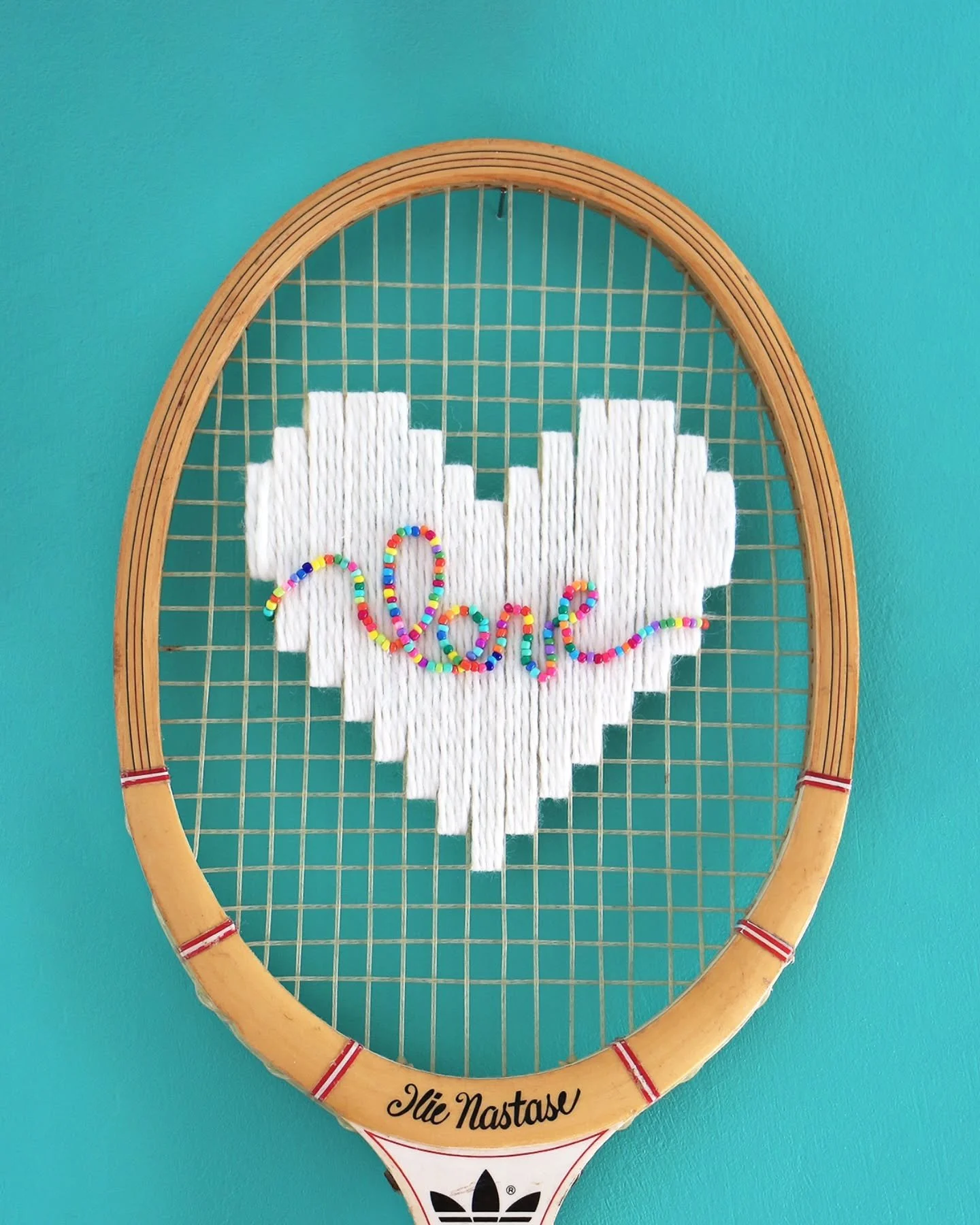 Celle-ci, j'y pense depuis plusieurs semaines et ce matin j'ai eu envie de la cr&eacute;er 😍

Encore et toujours du love, en perles multicolores cette fois sur un c&oelig;ur blanc et une raquette Adidas Ilie Nastase vintage tr&egrave;s styl&eacute;e