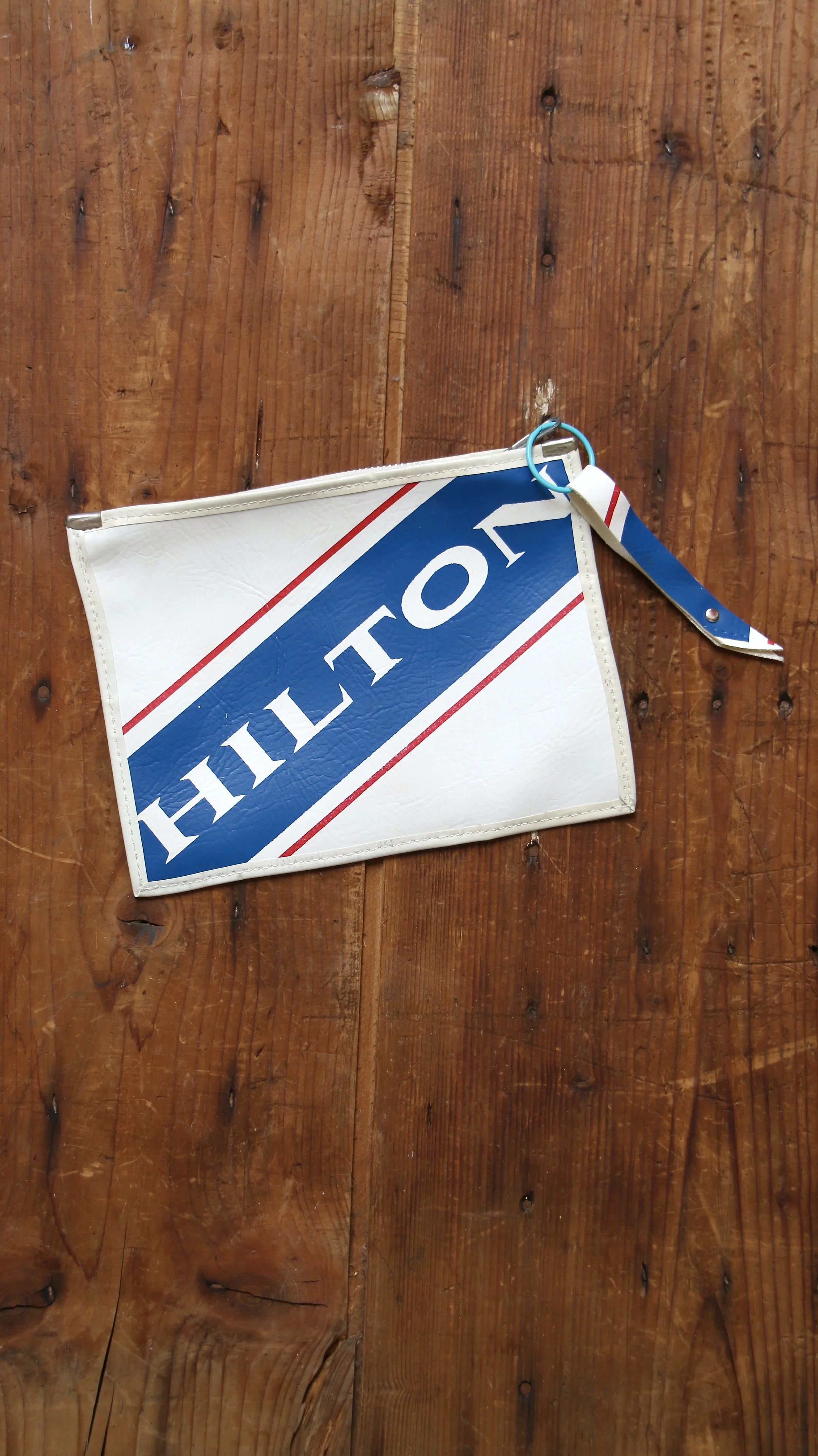 Pochette Send Love Hilton
