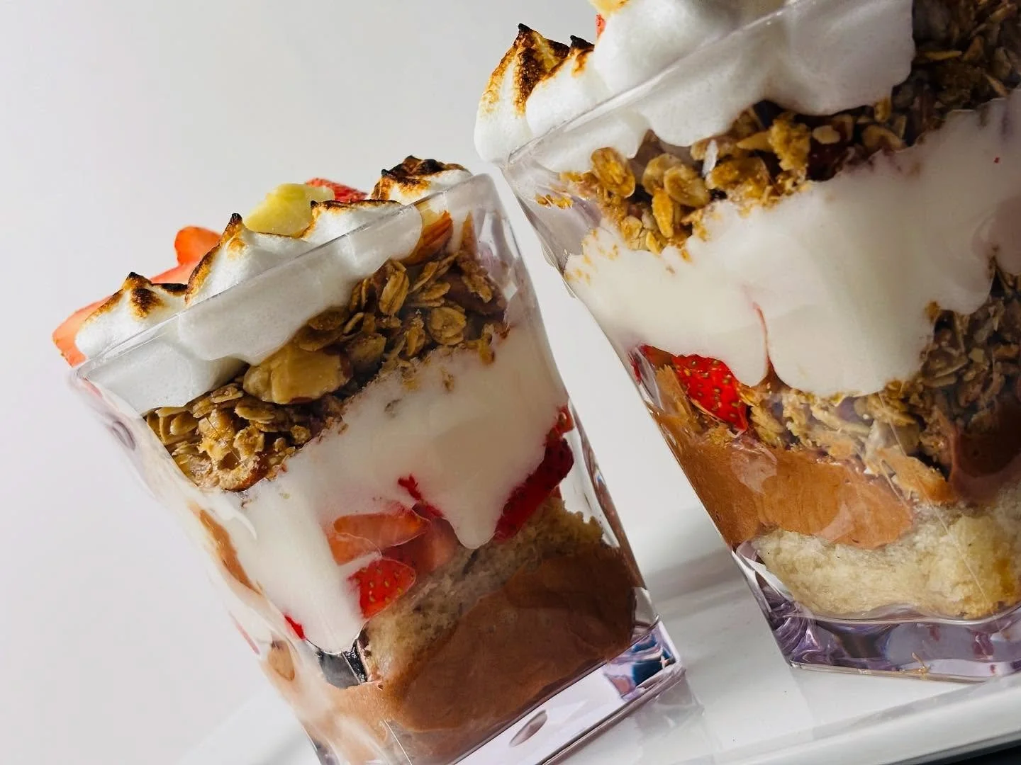 Who said #Vegan desserts couldn&rsquo;t be delicious 🤤 
Vegan vanilla cake 
Vegan chocolate mouse 
Granola 
Vegan whipped coconut cream 🎉🏆