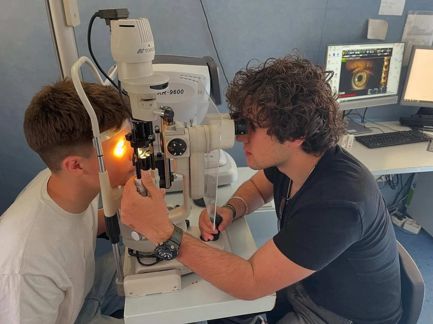 Joves per la Medicina 2025 - @lapedrera_scienceacademy 29/03/2025: Nueva jornada de divulgacion de Oftalmologia para alumnos de bachillerato&hellip; cultivando las ganas de aprender!!!!👁️
@hospital_clinic @phd_idibaps @unibarcelona 
Paula Gil Alicia