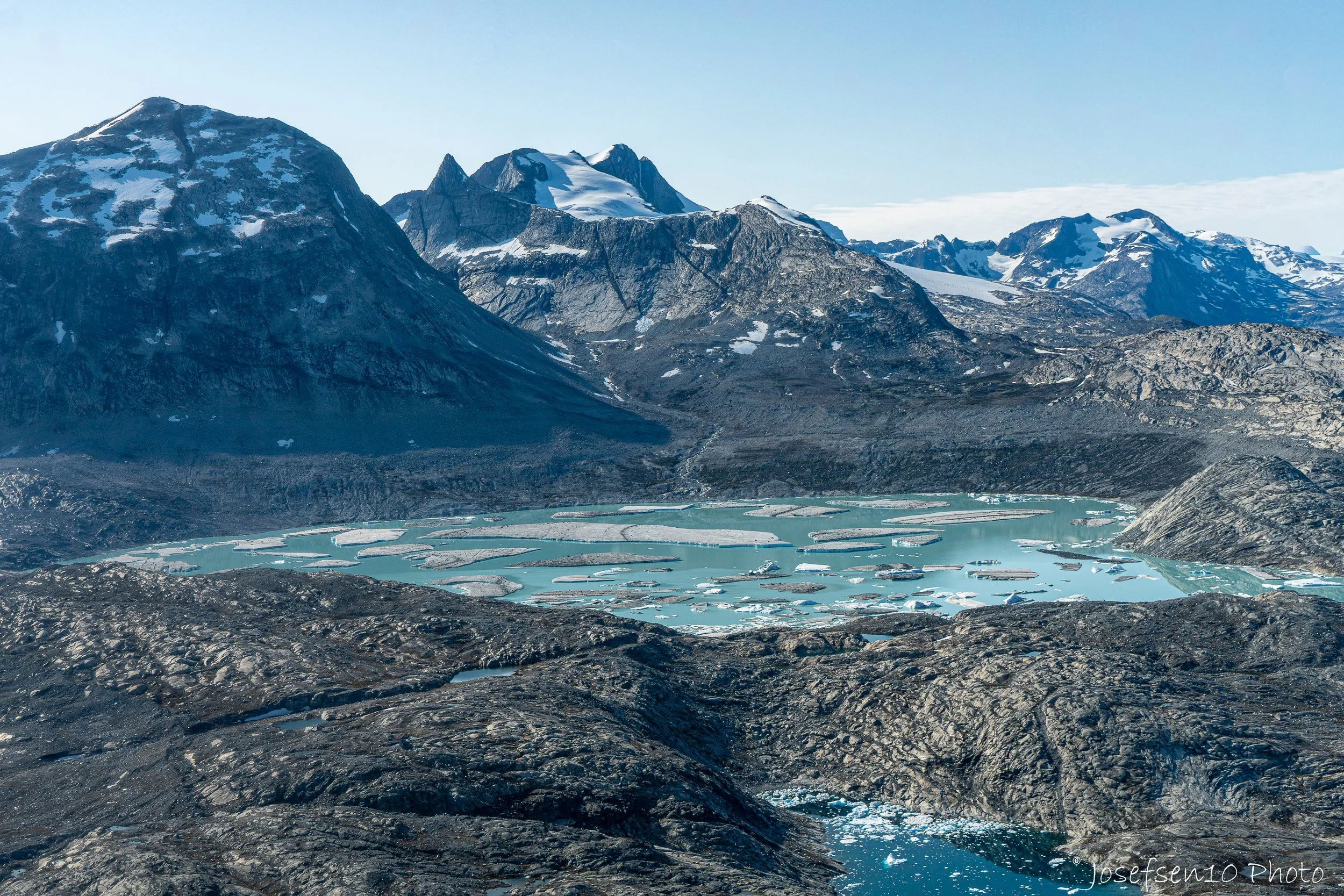Taseq iluliarasaartoq / A big lake with flat icebergs