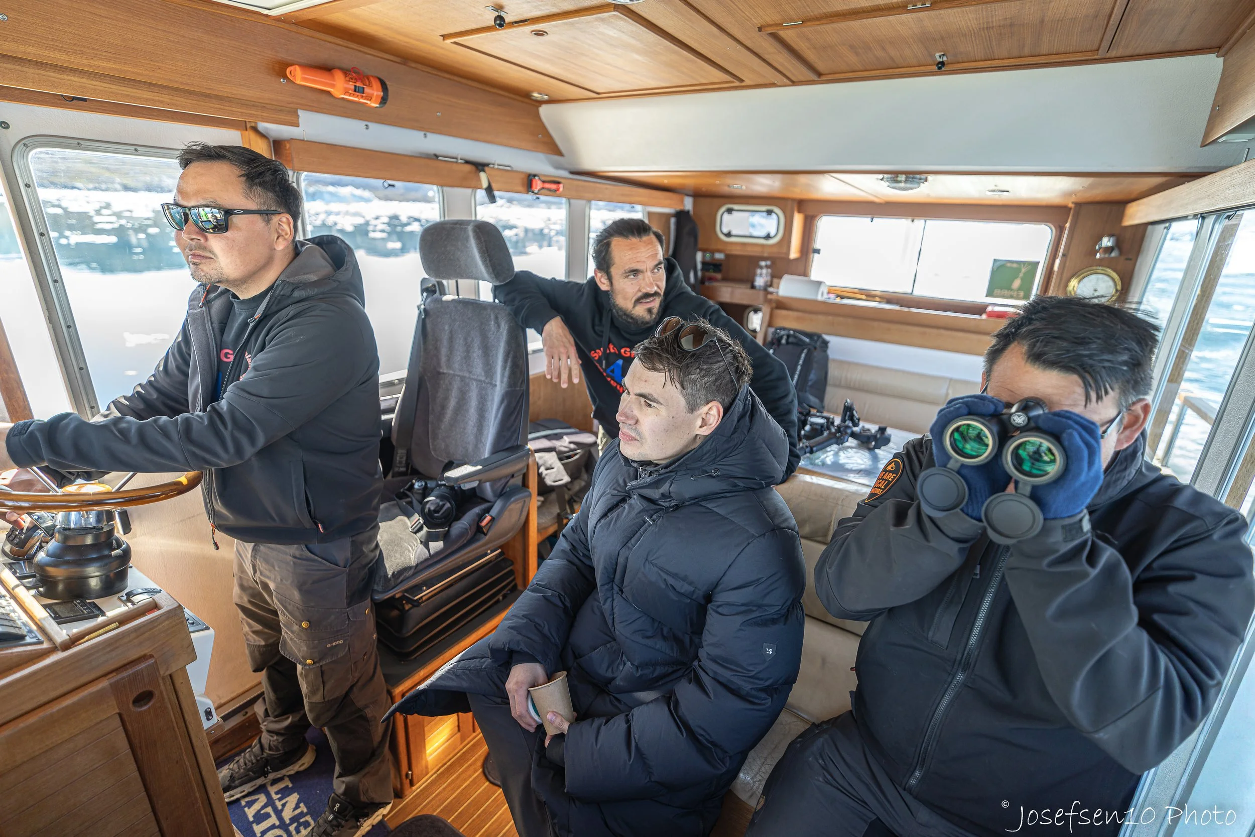 "QUTDLEQ"-mi inuttat takornariarlu / The Crew of "QUTLDEQ" with the tourist