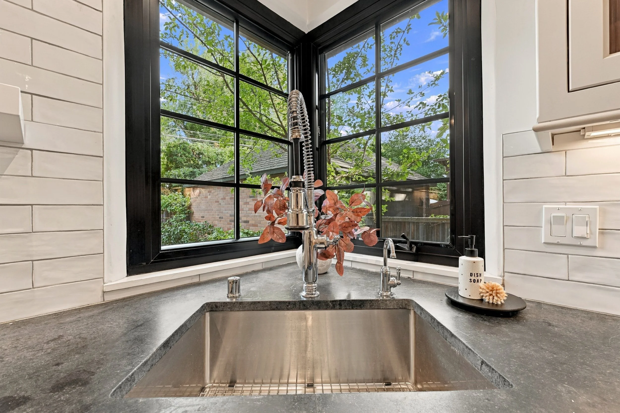 2743 Land Park Dr 30.jpg