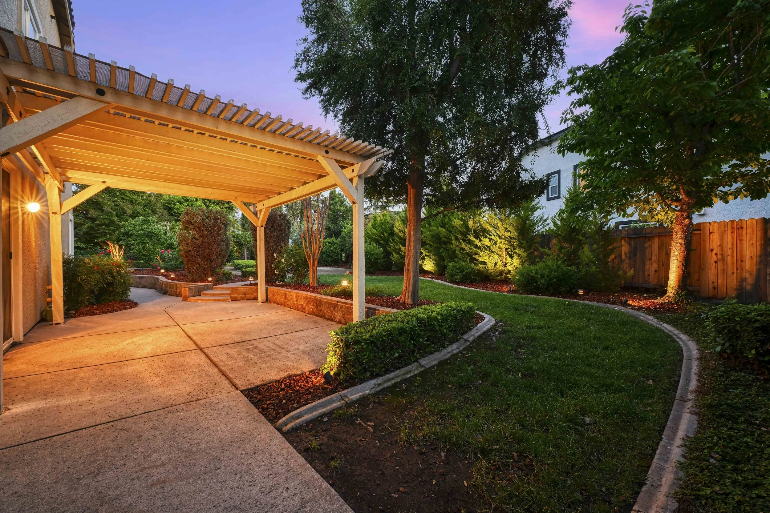 2228 Belvedere Cir - Twilight 20.jpg