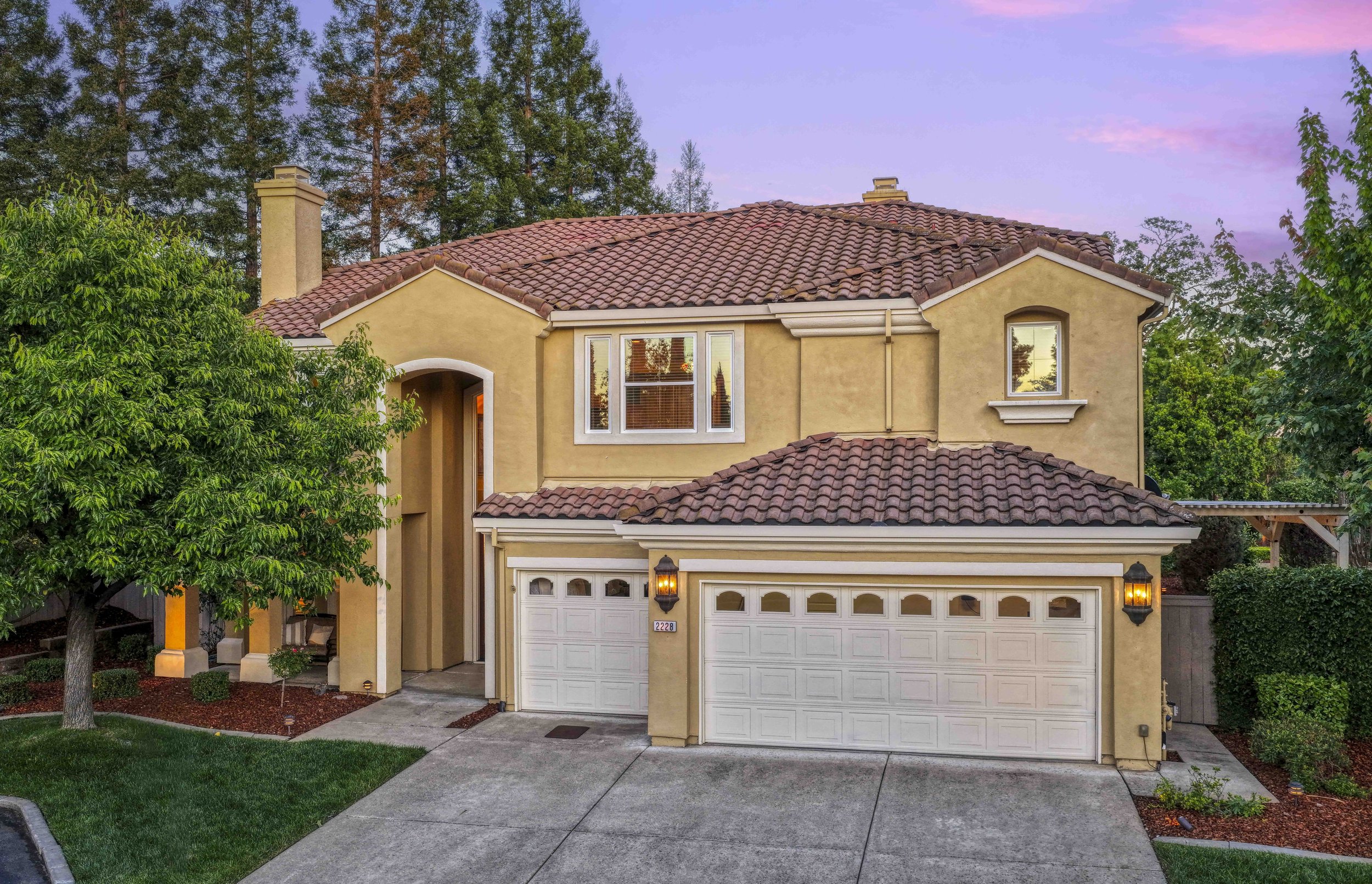 2228 Belvedere Cir - Twilight 1.jpg