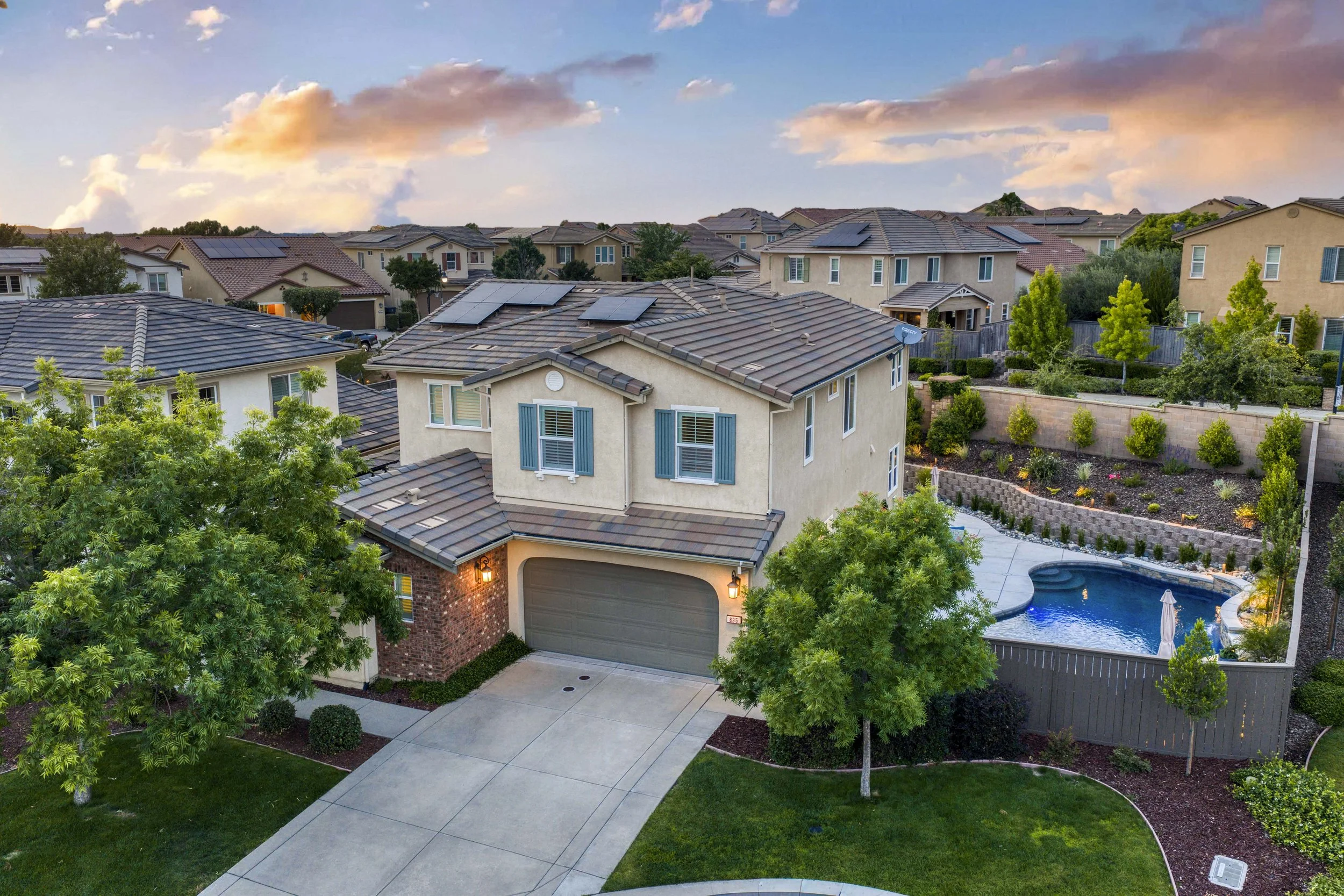 895 Calico Dr 1.jpg