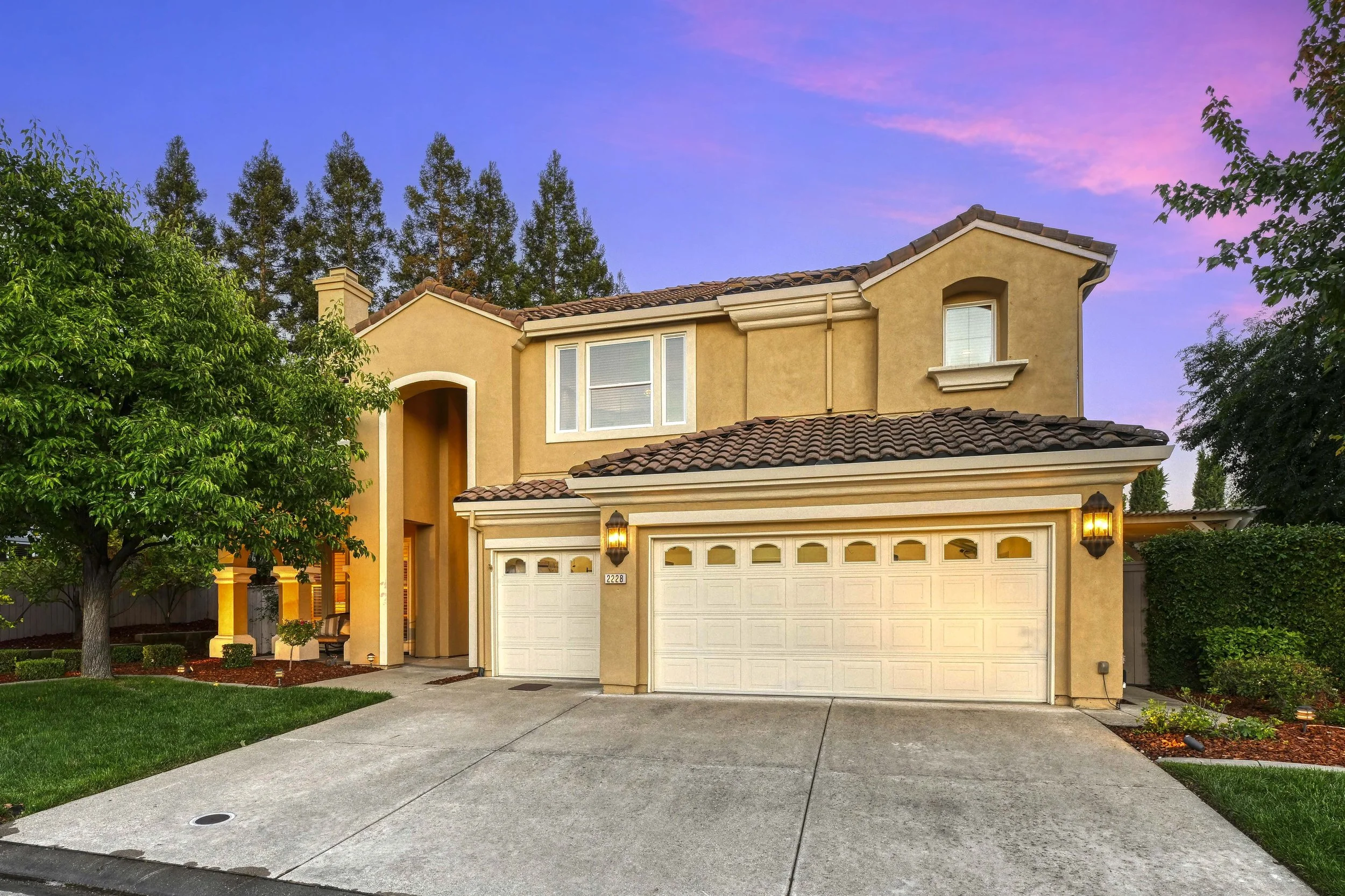 2228 Belvedere Cir - Twilight 9.jpg