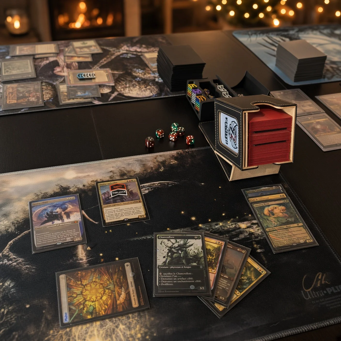 Une table de jeu de cartes à collectionner Magic : l'assemblée, avec des cartes, des dés, et une boîte de cartes. En arrière-plan, des bougies et un décor chaleureux.