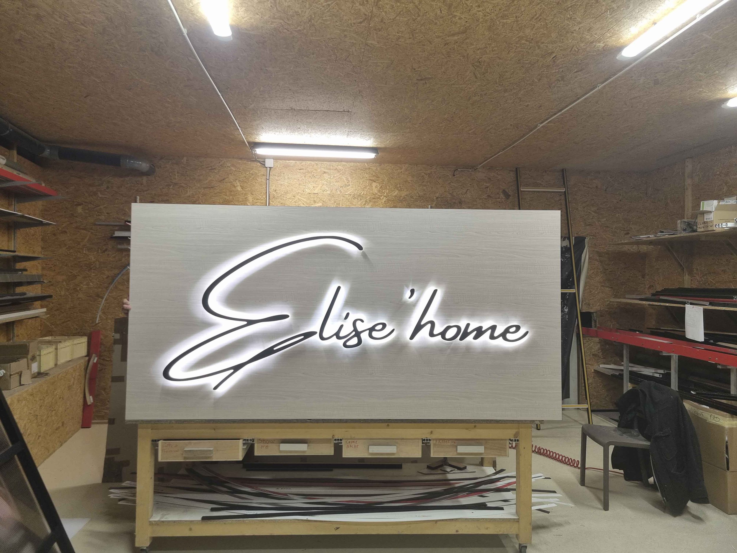 Enseigne lumineuse personnalisée magasin façade