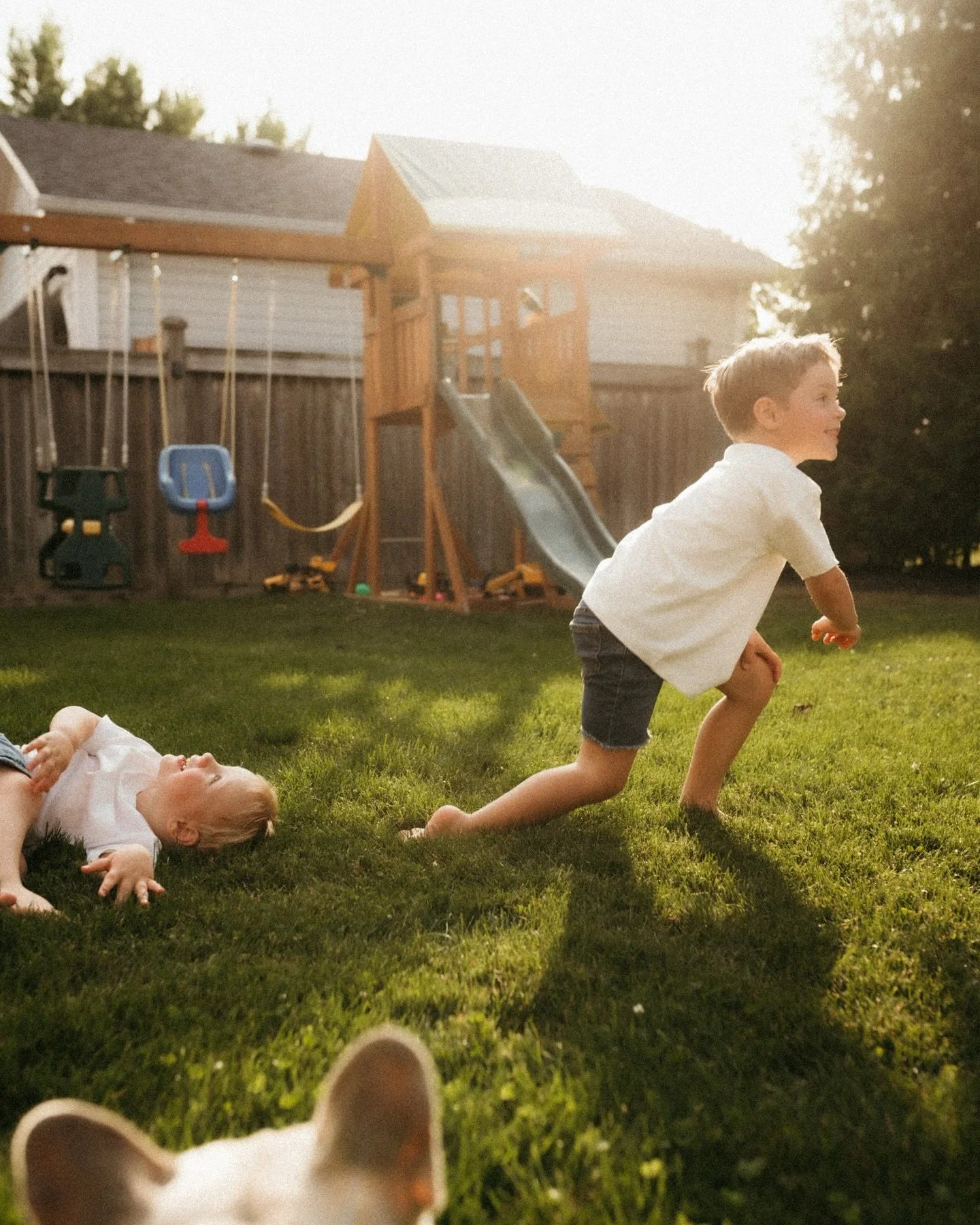Part 2 from this beautiful home maternity session. I love a good mix of indoor and outdoor moments, especially when they&rsquo;re filled with joy and laughter like this 🥰

#storytellingphotographer #documentyourdays #heartfulphotogs #thebelovedjourn