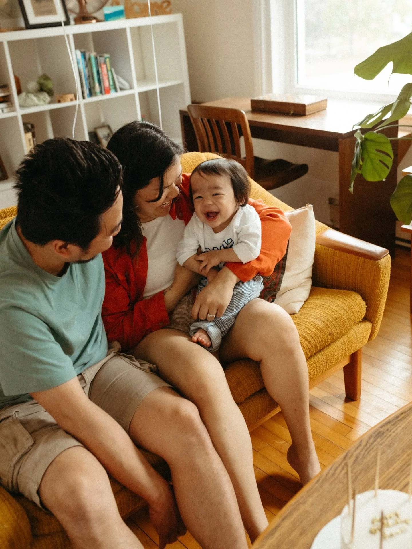 So lucky to have documented this morning with the Hara family. They spent their little one&rsquo;s first birthday just the three of them. Always grateful to be invited into moments like this ✨

#storytellingphotography #milestonesession #torontofamil