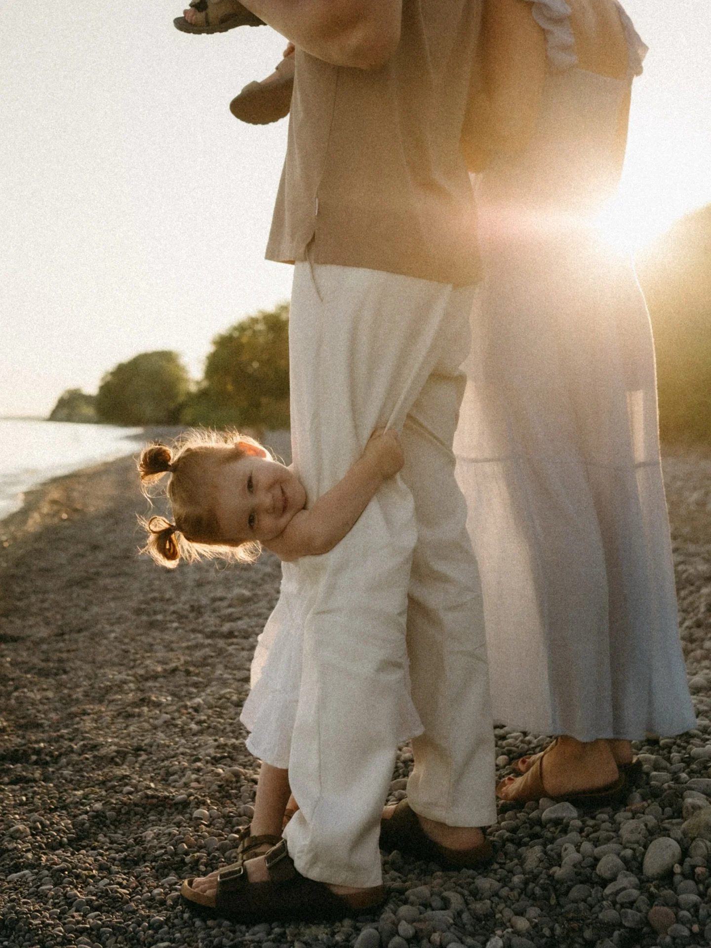 A sunny evening by the water with the Richters ✨

#storytellingphotoghraphy #familyphotographer #ontariomotherhoodphotographer #goldenhourglow #motherhoodrising #feelingmotherhood #emotionalstorytelling #documentyourdays #durhamregionphotographer