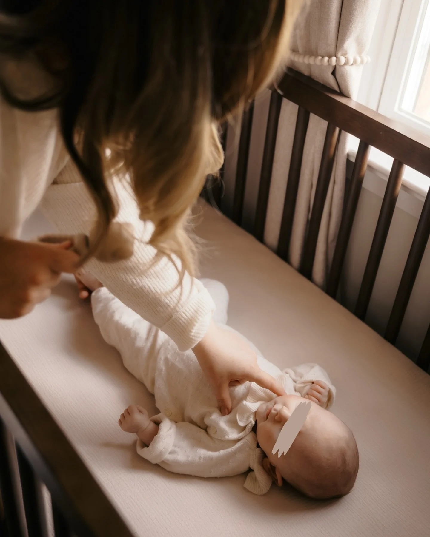 Spent the morning with the O&rsquo;Connors, documenting their newest little one and their two corgis. Truly the best little entourage a baby could ask for! 

keywords: newborn at home, in-home newborn session, editorial newborn, newborn details, nort