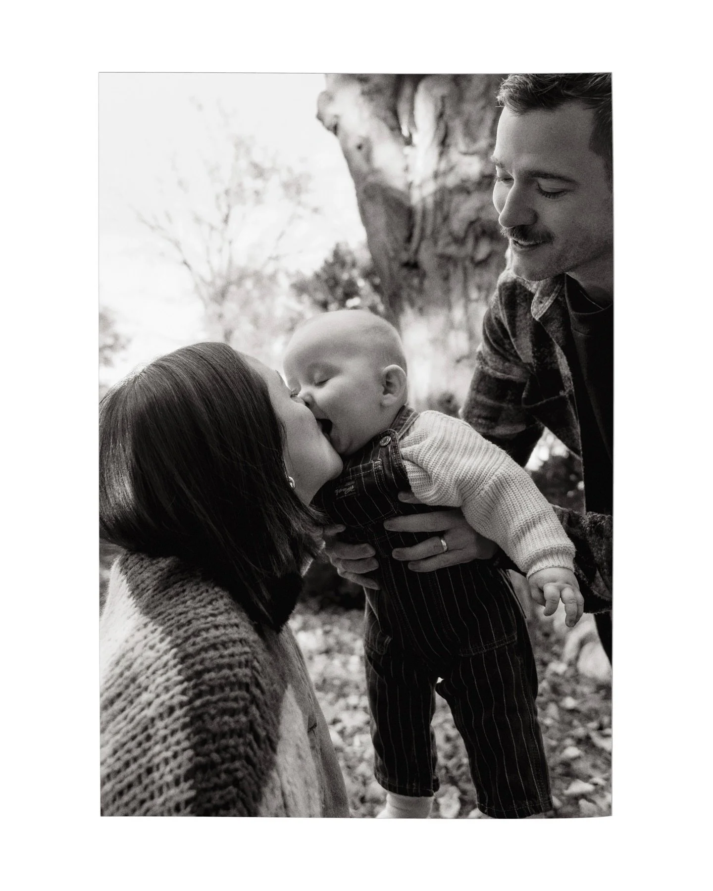 A beautiful fall morning with baby Sutter 🤍
These sessions don&rsquo;t follow a script, we just take our time, explore, and have fun. Always such a treat with this family!

keywords:
storytelling photographer, storytelling photography, family photos