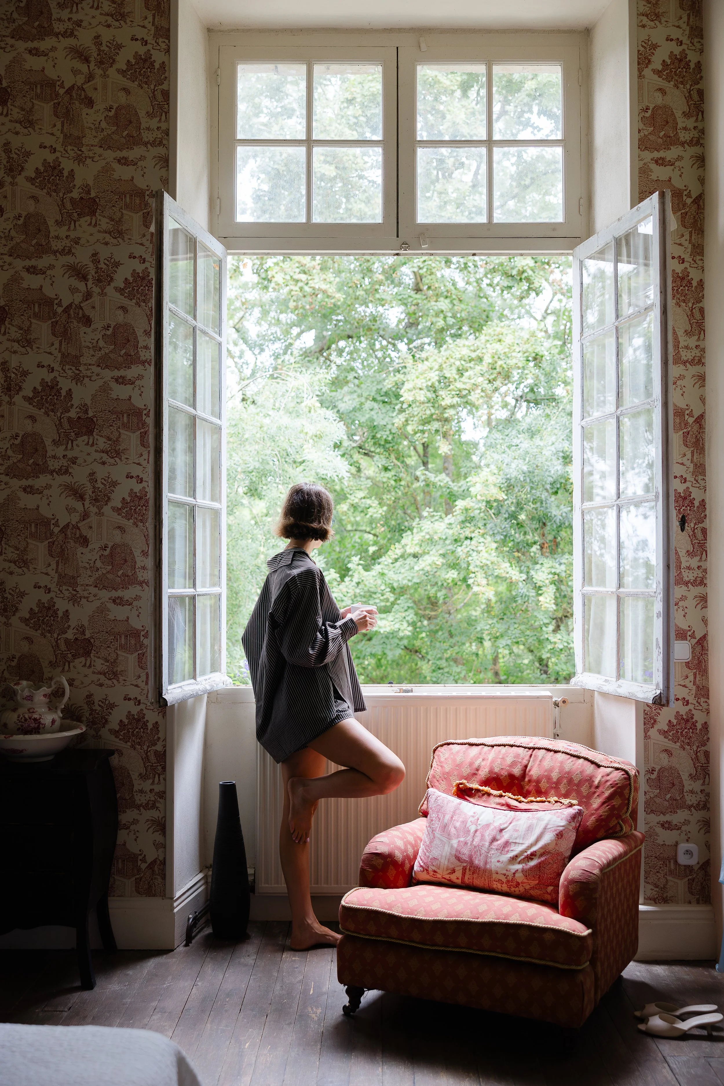 Lifestyle and timeless female portrait with simple pose - house of 301 studio photography traverse city michigan