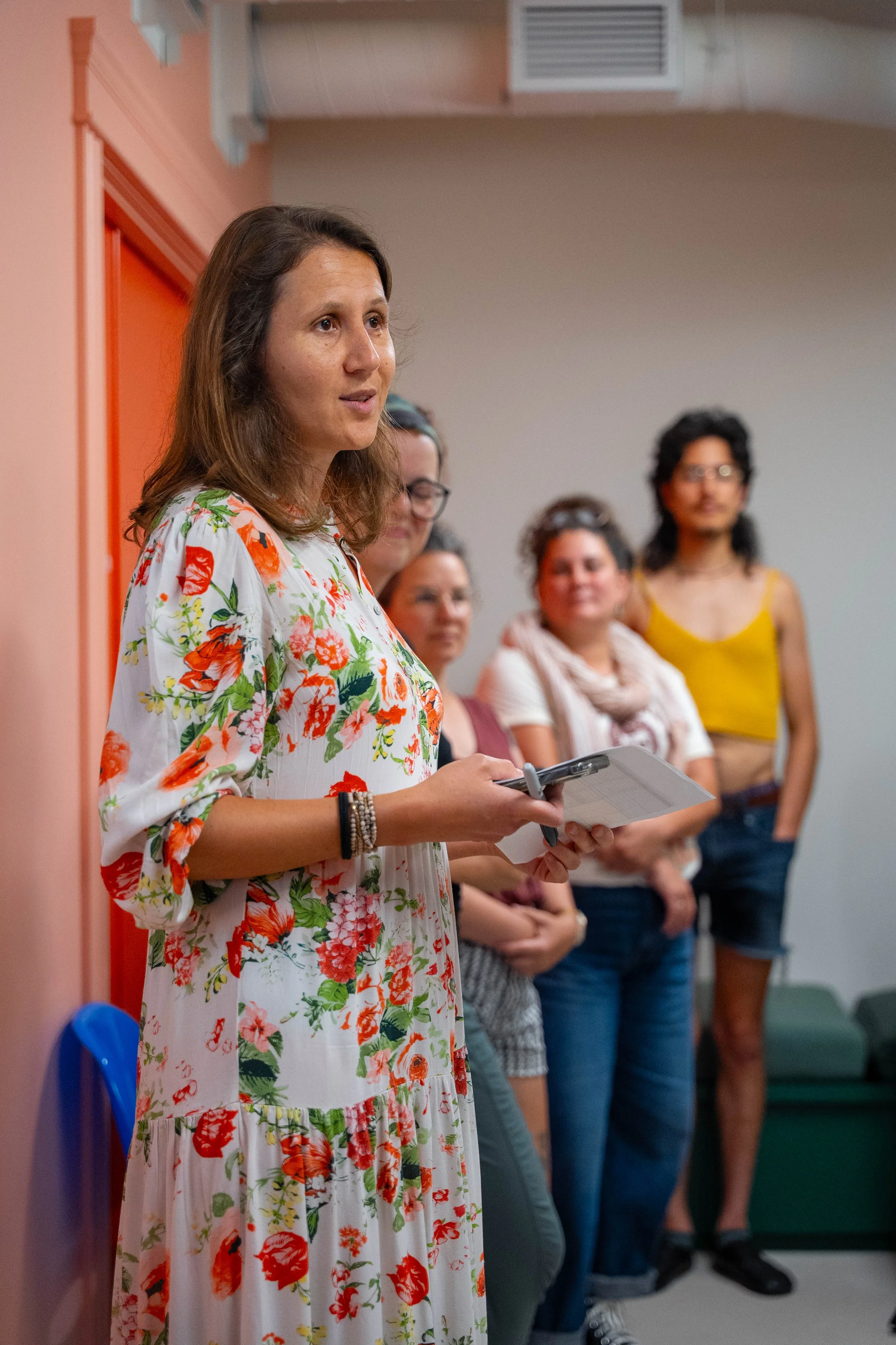 Membre d’Estuaire prend la parole lors d’un atelier; notes à la main, participantes et participants en arrière-plan.