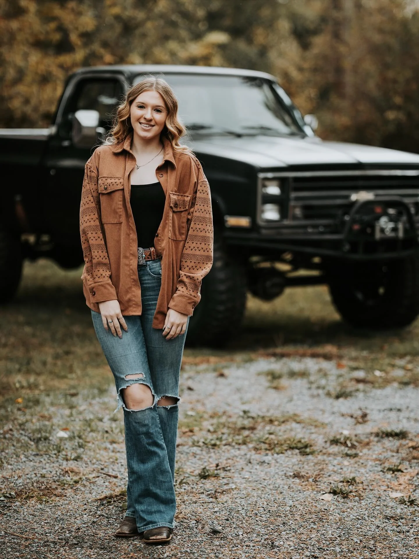 📸 Loved bringing out the classic Chevy for this senior session! We were fortunate the rain held off just long enough to capture some beautiful moments.

#pnwphotographers #seniorsessions #classof2026 #squarebody #chevy #photographer #simonson_photo