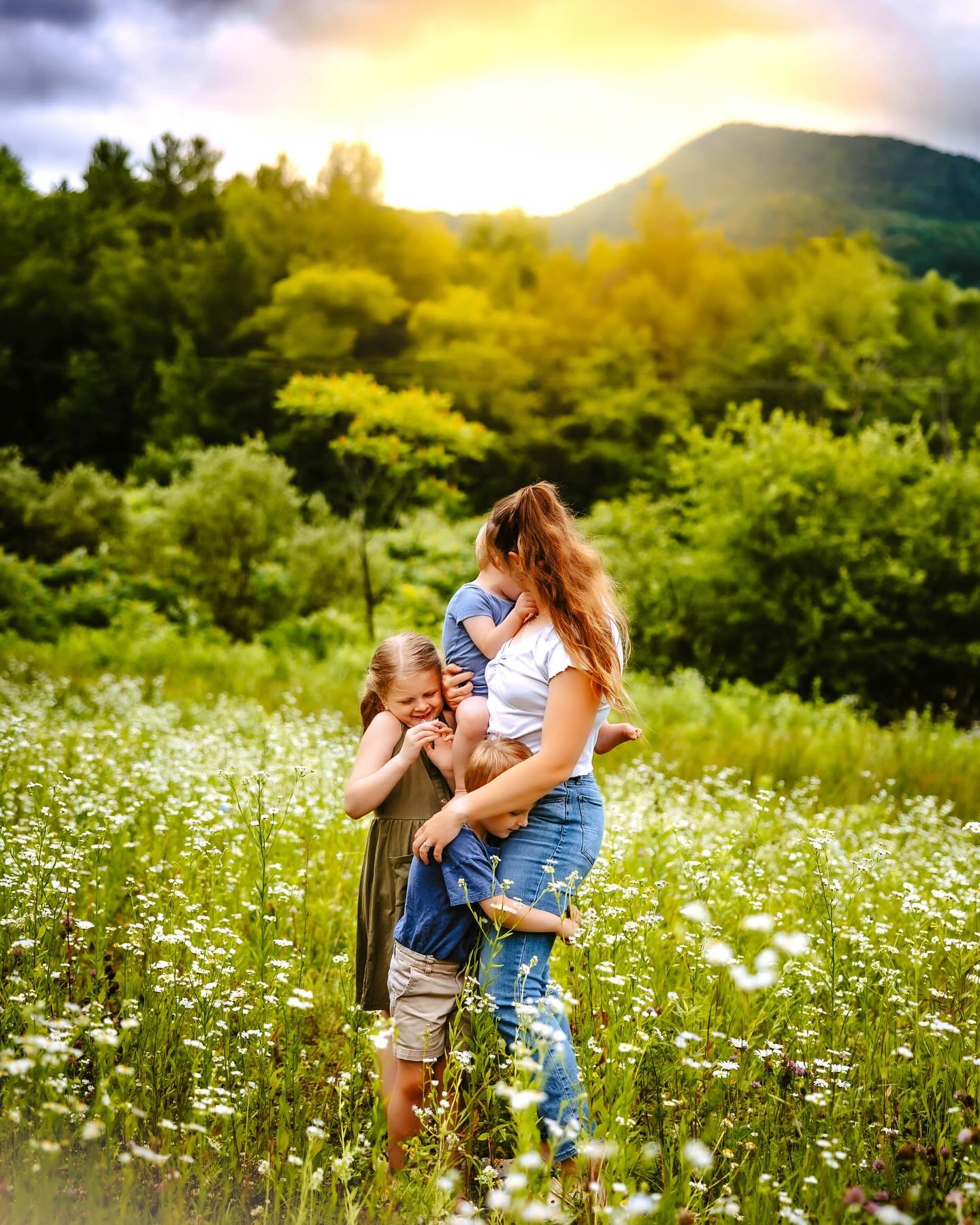 A new pretty location I&rsquo;m going to be shooting at with all the little wild flowers in Richmond VT! 

A reminder, I have opened up Thursday &amp; Friday evenings this summer‼️

To see additional images and to learn more about what I offer visit 