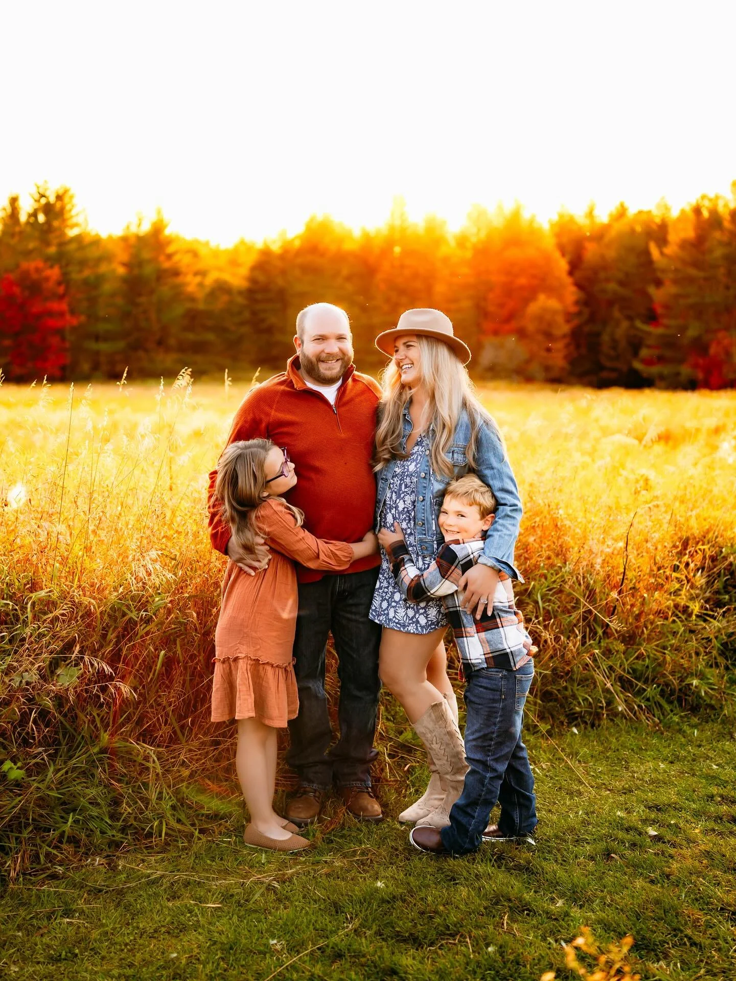 🍂🍁FALL IS AROUND THE CORNER🍂🍁
Which means beautiful foliage and the perfect time to get some updated pictures! 

October only has a couple spots left and then I&rsquo;m booked🤯🙏

Contact me through my &ldquo;contact&rdquo; link on my website to