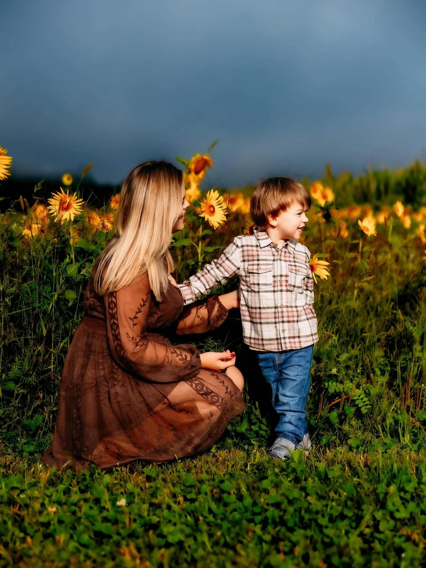 Morning sessions&hellip; yes please 🌞🌻
It was a beautiful morning with some fog and later in the session the sun coming through  @farrfarms. 

#vermont #vt #vermontphotographer #vermontphotography #sunflowers #family #newenglandphotographer