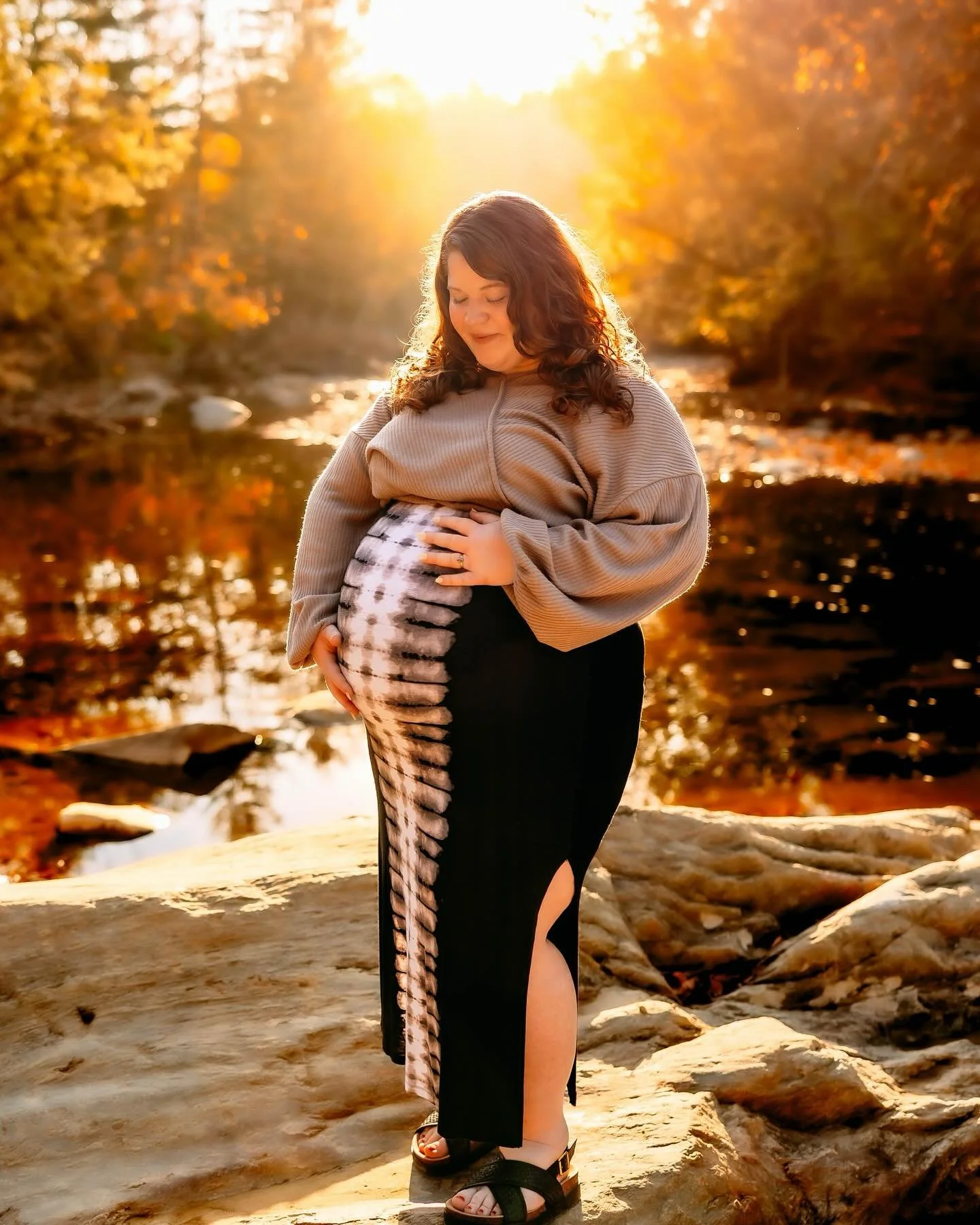 Morning Maternity sessions✨🍁
This morning was a beautiful morning to take a little stroll, and that capture this couples, beautiful new beginning before welcoming their little one into the world . I also think I found my new photography spot because