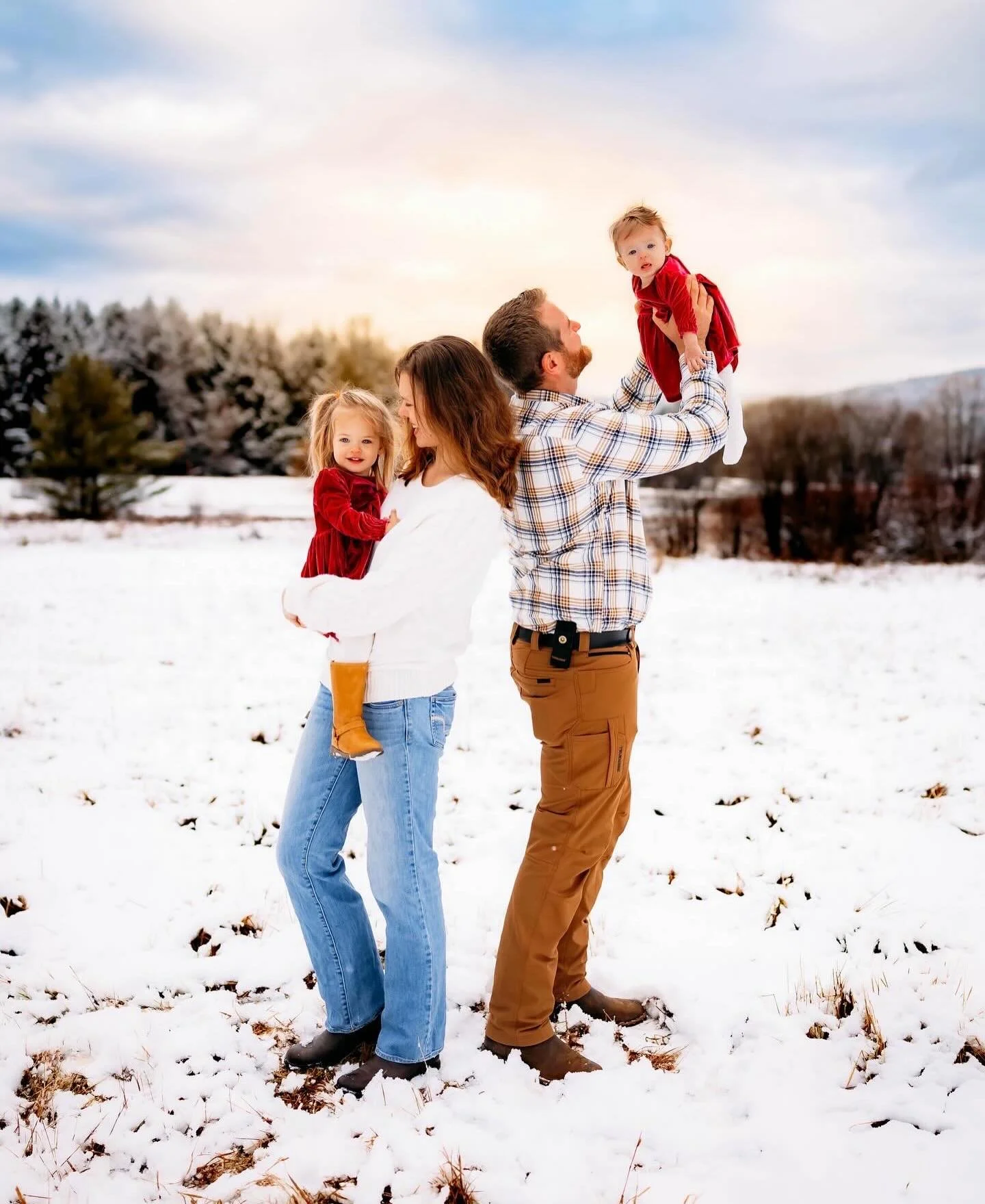Although winter may be chilly, it&rsquo;s a beautiful time of year to get outdoors and capture a short session with you and your loved ones❄️

Not wanting to schedule a session for this winter but you know you want to schedule one for next year? Get 