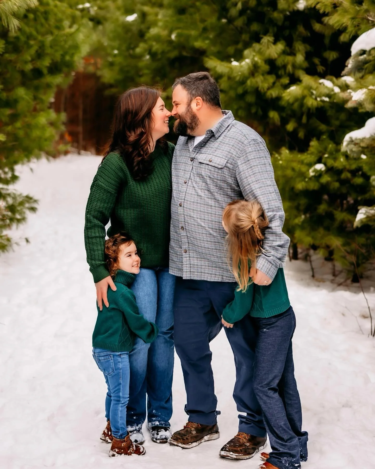 Who knew all you needed for a family session was 10 minutes and an awesome auntie behind the scenes to wrangle in the pups during the photos ?!It&rsquo;s always a pleasure, capturing this family💚🌲

#vermont #vermontphotographer #vermontphotography 