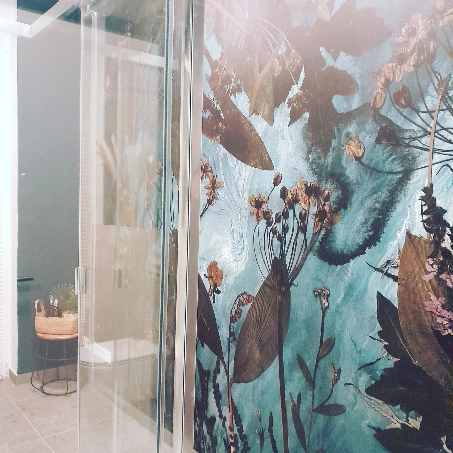 Warum Tapete im Badezimmer?

1. Stilvolle Akzente: Tapeten bringen Farbe und Pers&ouml;nlichkeit in den Raum und verwandeln dein Bad in eine Wohlf&uuml;hloase.

2. Vielf&auml;ltige Designs: Von floralen Mustern bis hin zu modernen Geometrien &ndash; 