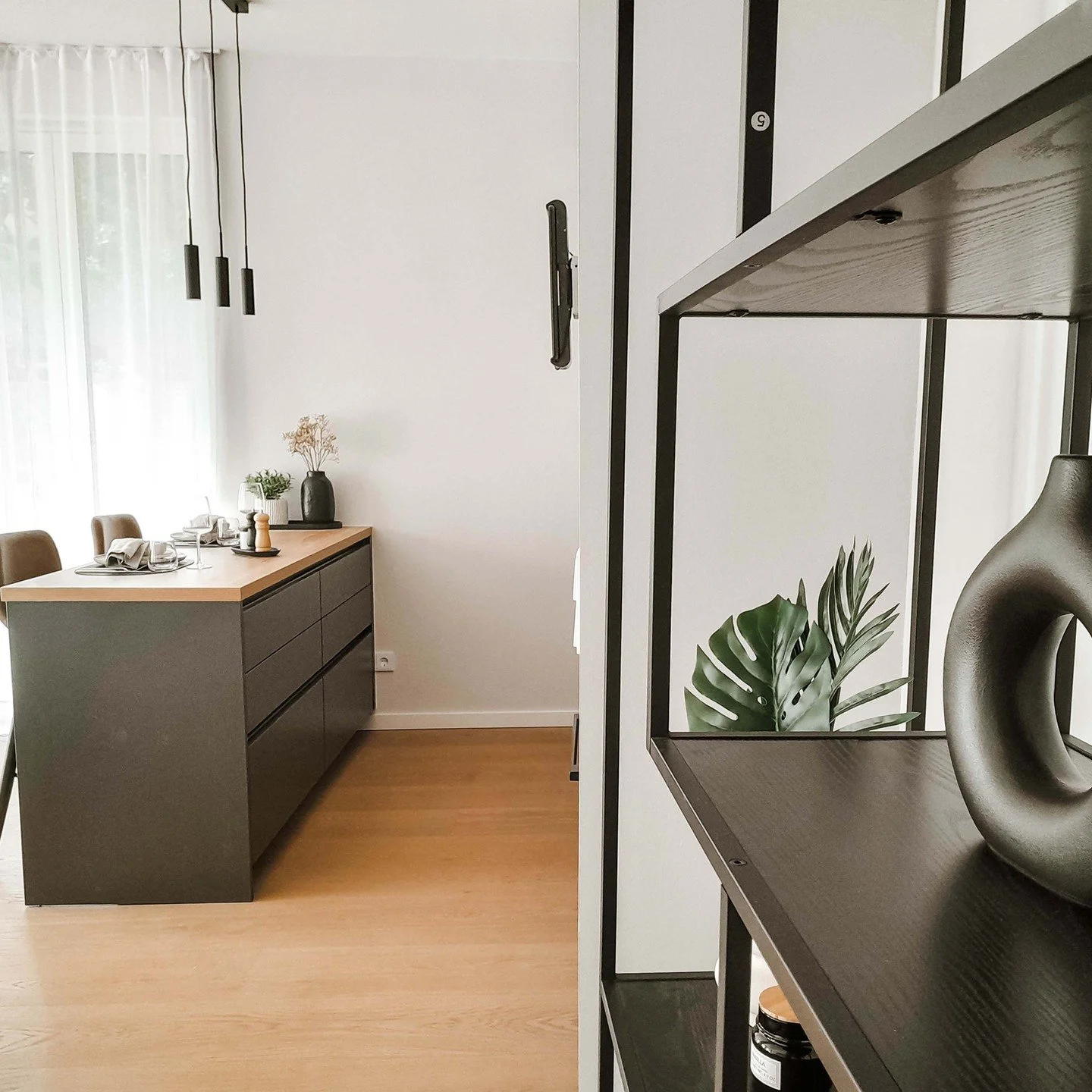 "Schlichtheit ist die ultimative Form der Raffinesse" Leonardo da Vinci
.
.
.
.
#interiordesign #interiorinspiration #homedecor #interiordesigner #interiordetails #moderninterior #luxuryinteriors #interiorandarchitecture #designinspiration 