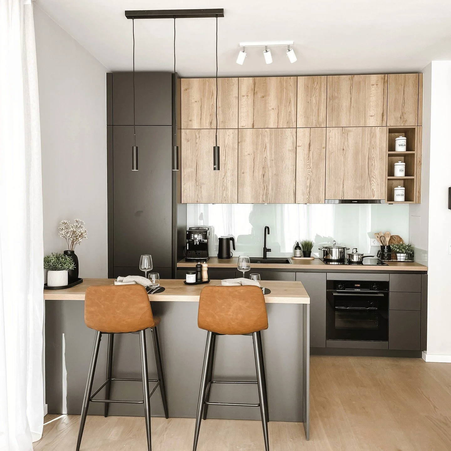 "The kitchen is the heart of the home"

Vorher / Nachher 
Die offene K&uuml;chengestaltung zeichnet sich durch einen modernen. minimalistischen Stil mit klaren Linien und einem warmen, harmonischen Farbkonzept aus. Die Kombination aus matte
