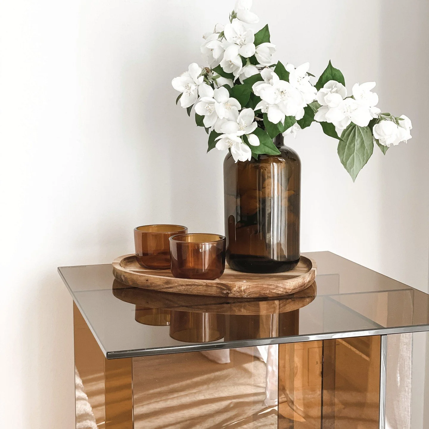 Ruhe und Harmonie, perfekt f&uuml;r ein Zuhause, dass Gelasenheit und Eleganz vereint. 

Stilvolle Tischdekoration im modernen skandinavischen und minimalistischen Design! 🌿✨ Eine braune Glasvase mit &uuml;ppigen, wei&szlig;en Bl&uuml;ten, die durch