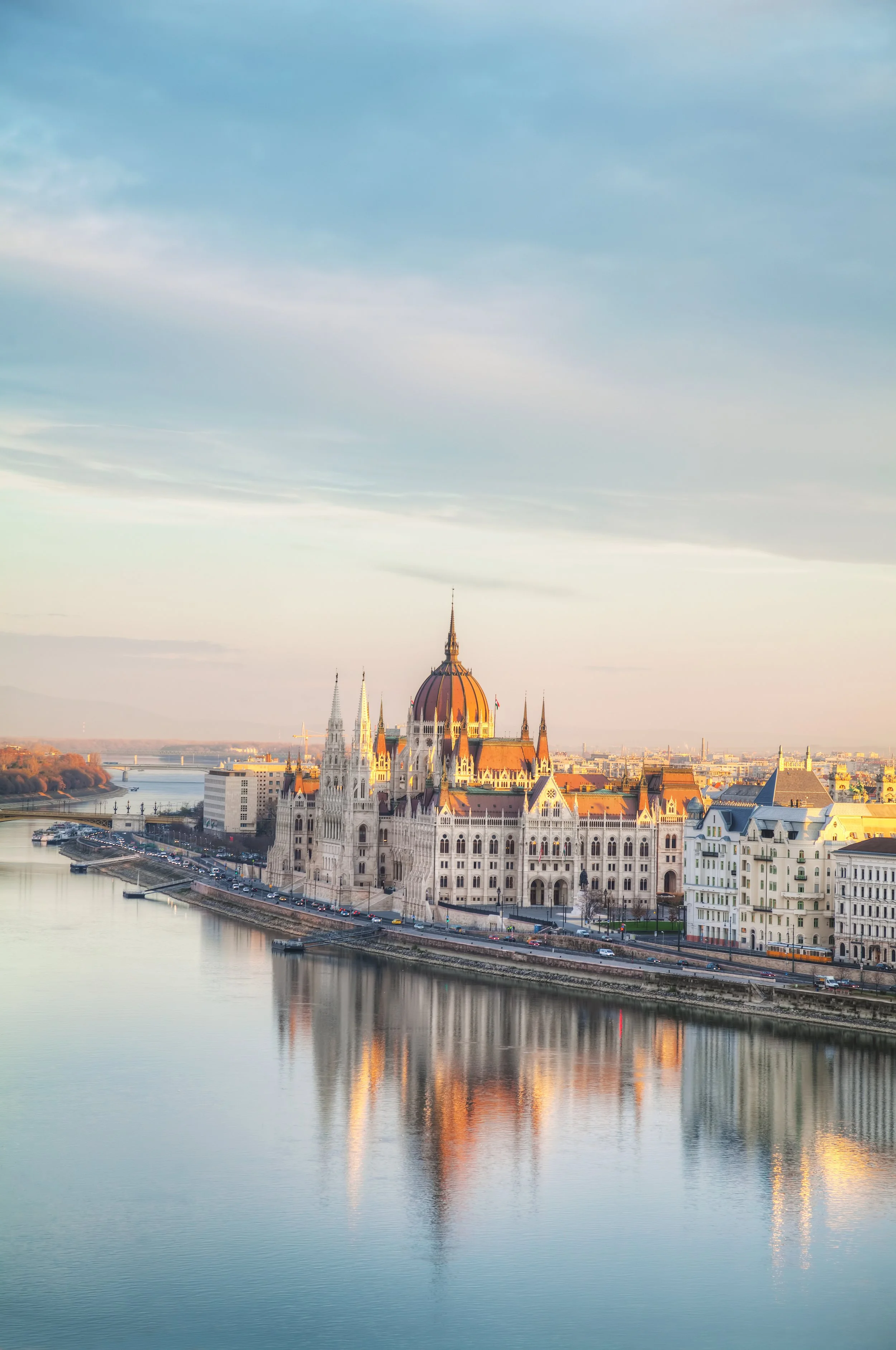 Vy av Budapest, Ungern, med parlamentbyggnaden vid Donau-sjön och en klar himmel.