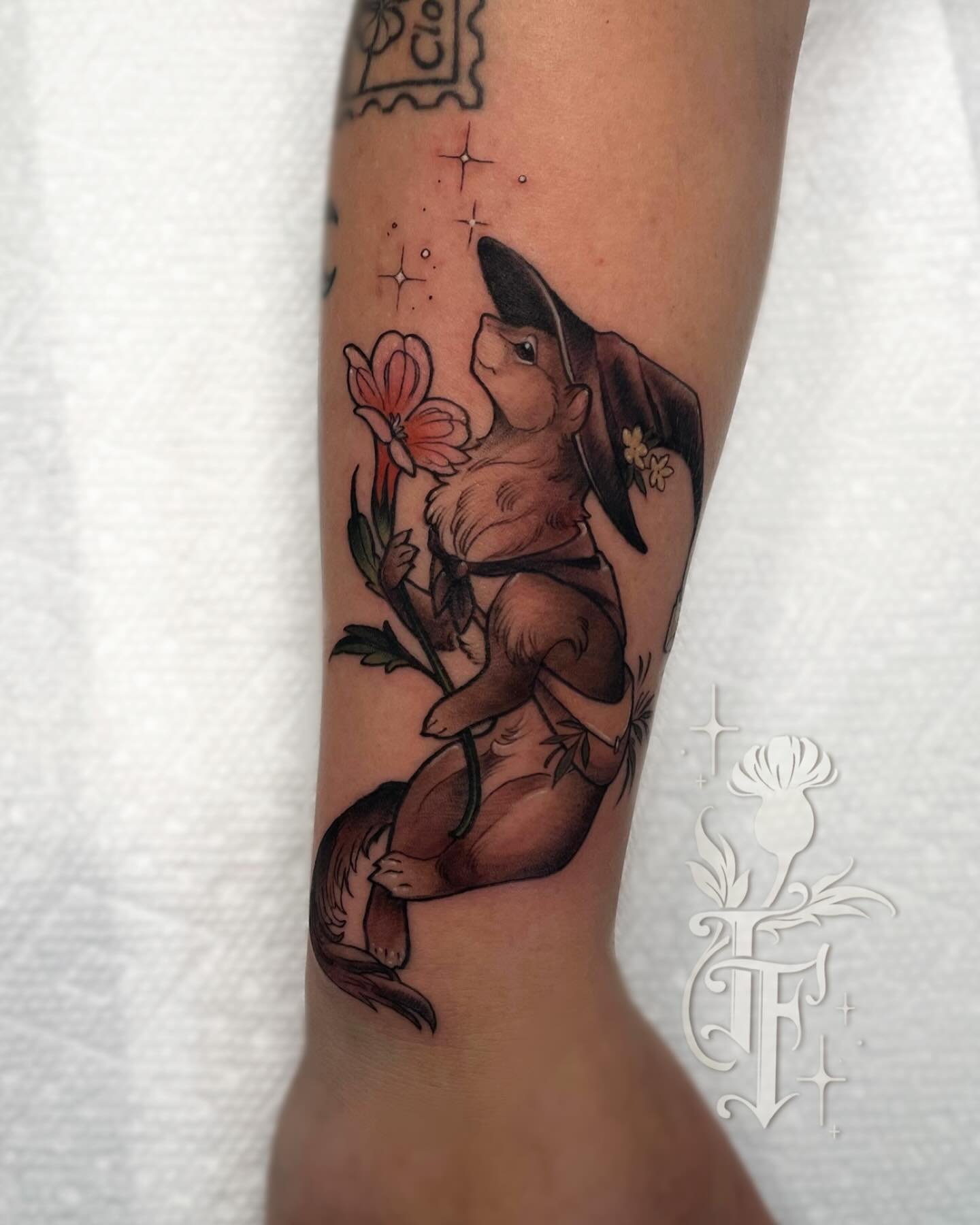 A custom flower forager critter for Kat! ✨this small little friend was so much fun to create. 
&bull;
&bull;
&bull;
#ohioartist #ohiotattooartist #neotraditional #illustrativetattoo #neoromantic #neotraditionaltattoo #neoromantictattoo  #artnouveauta