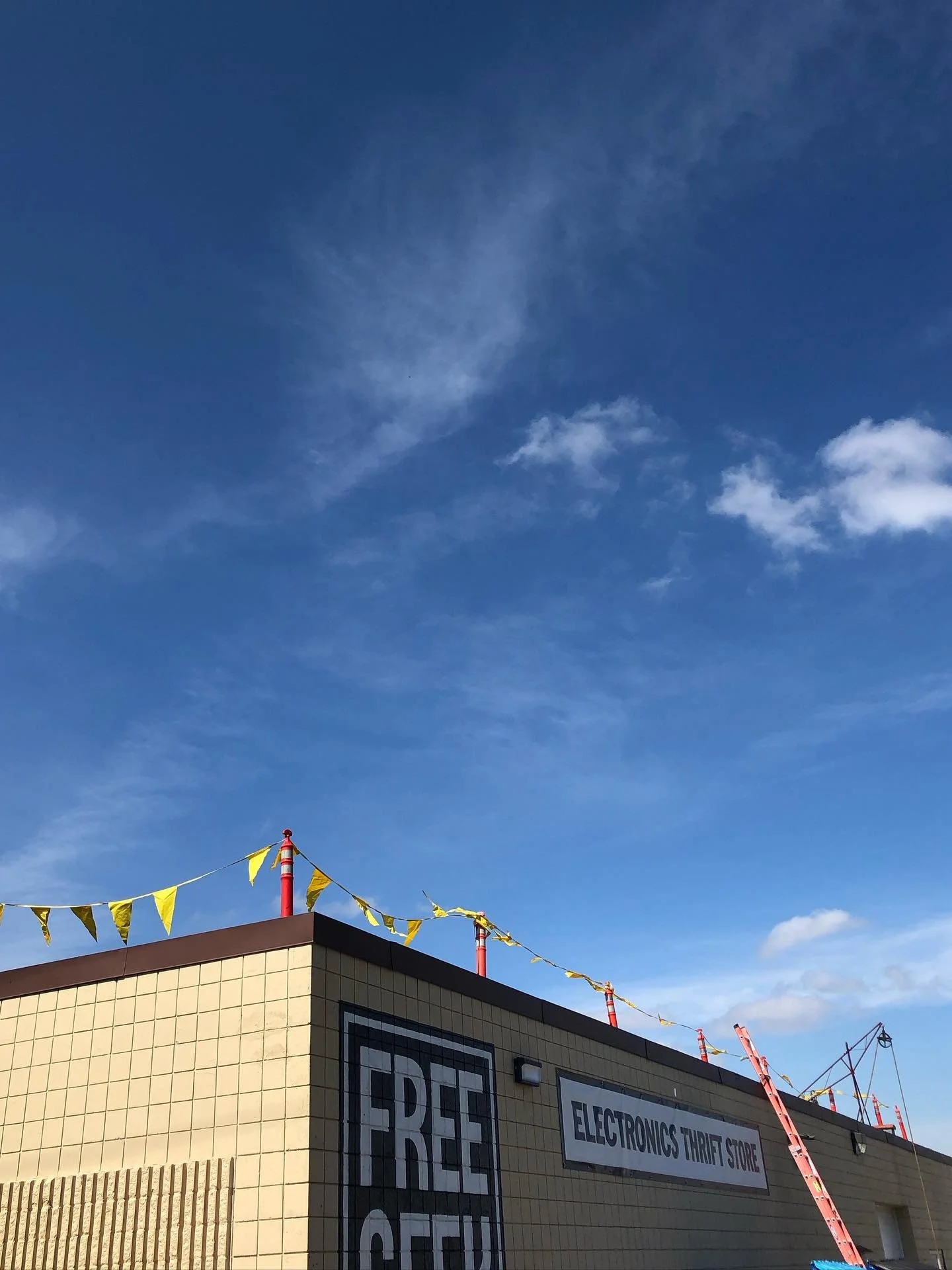 ☀️ The day is finally here!
📝 Today began reconstruction of the collapsed portion of Free Geek&rsquo;s roof.
😄 We&rsquo;re so excited to someday get our Build Lab back!