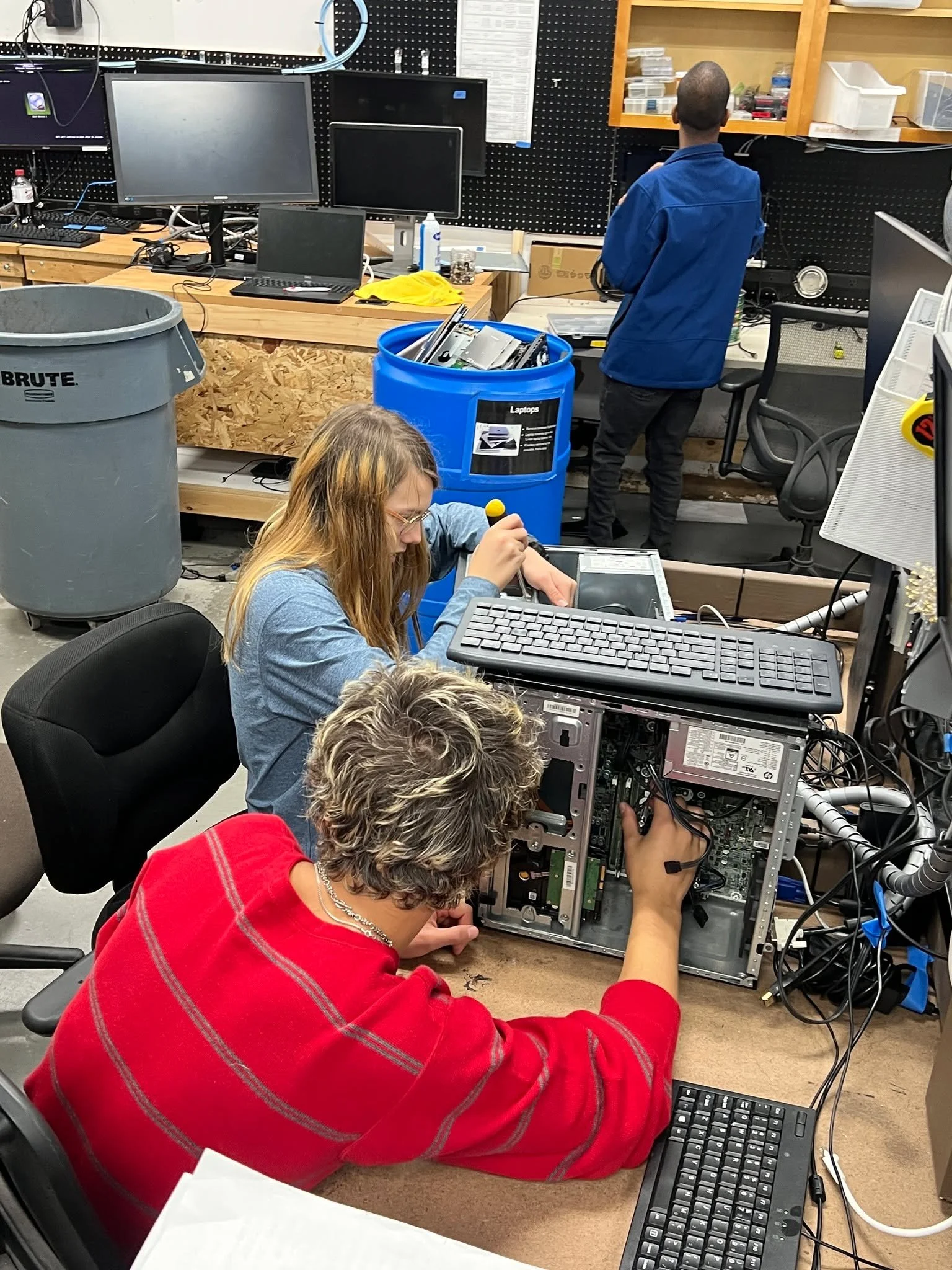 Volunteering is better together! Start a feel-good tradition with family and friends. We offer a wide range of tasks that volunteers with different interests and skill sets can do. There is something for everyone! 
Interested in volunteering? More in