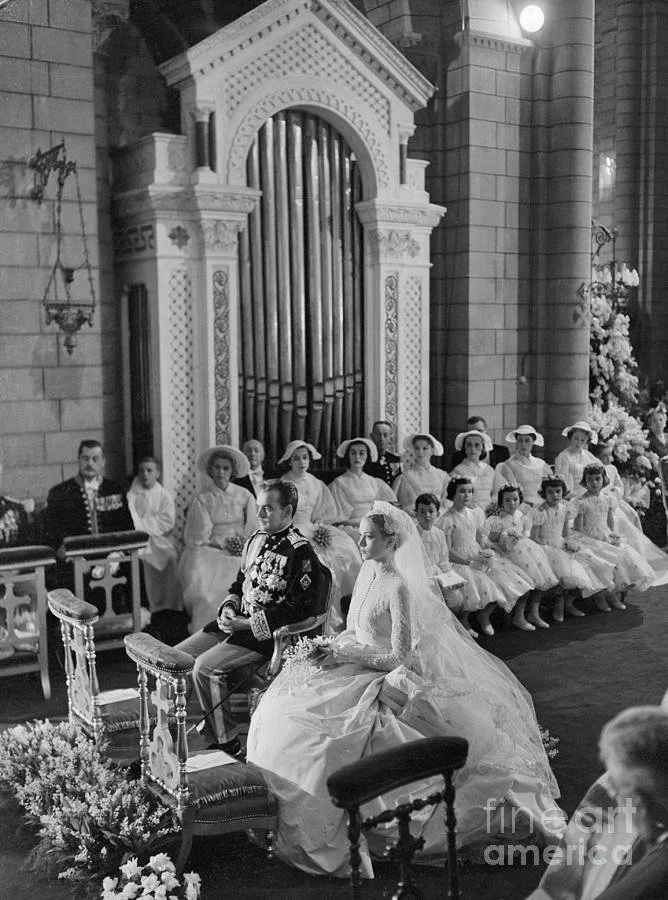 prince-rainier-and-grace-kelly-at-altar-bettmann.jpg