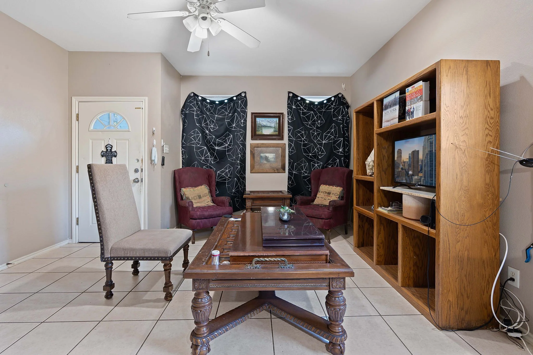 It&rsquo;s not the flashiest, but it&rsquo;s got bones&mdash;and that light! #SneakyGood #EastAustinHome #EbertAve #NaturalLightVibes #AustinFixerUpper #CozyAustinHome #EastSideCharm #78721Homes #AustinRealEstate #ThatRealtyDuo #GoodBones #AustinHome