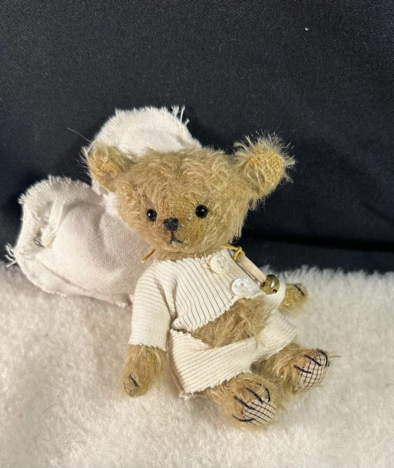 Purzel mit Kissen – ca. 10 cm groß, aus Mohair, 5‑fach gegliedert. Preis: 79 €