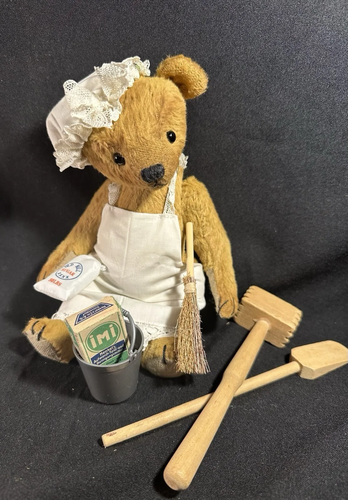 Hausmädchen Mimi – ca. 22 cm groß, aus Viskose, 5-fach gegliedert. Preis: 98 €