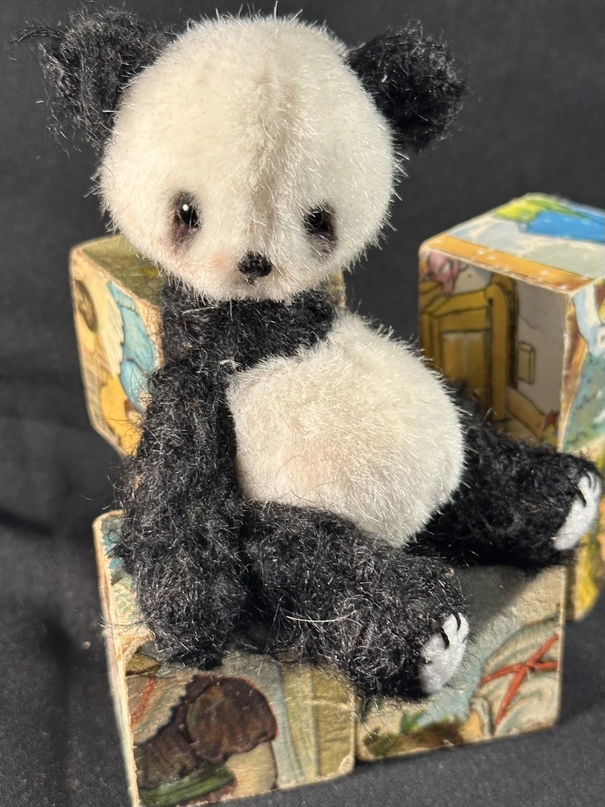 ADOPTIERT - Yang – ca. 10 cm groß, aus Mohair, 5-fach gegliedert. Adoptionsgebühr: 79 €