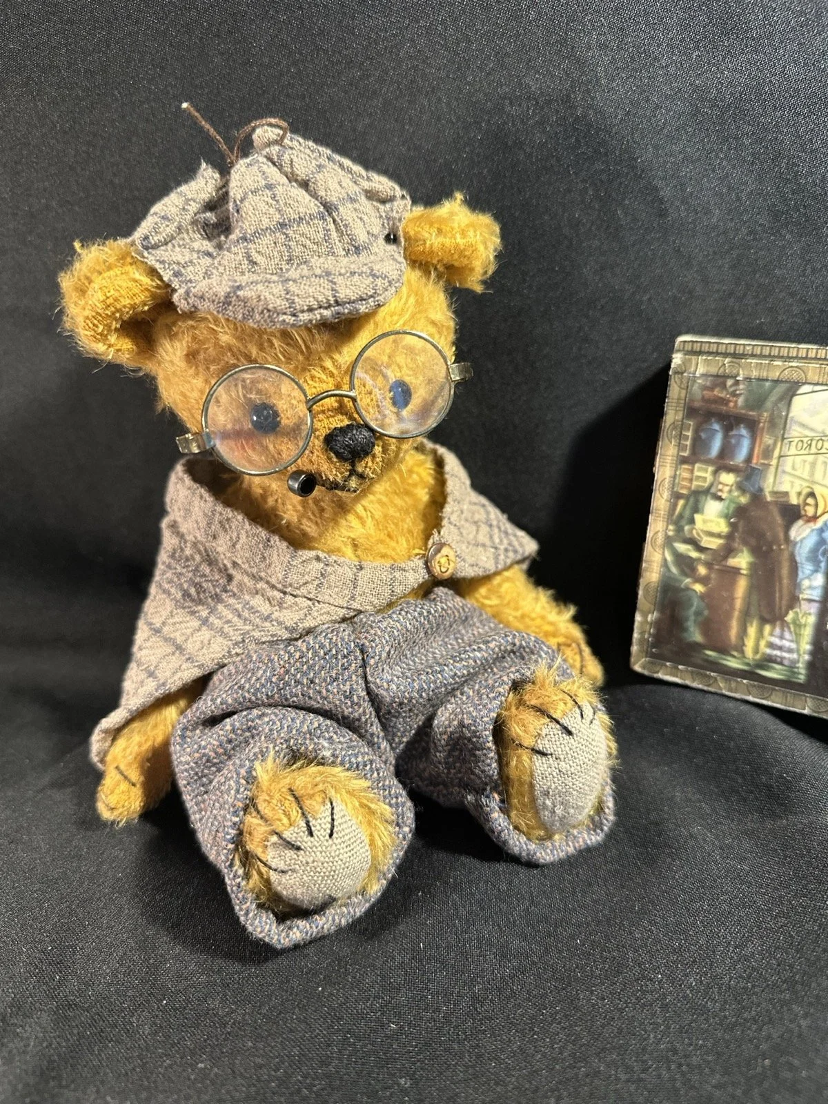 Sherlock mit Pfeife – ca. 22 cm groß, aus Schulte Mohair, 5-fach gegliedert. Adoptionsgebühr: 110 €