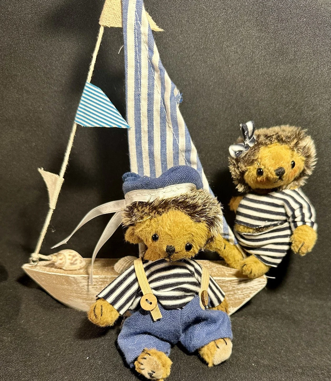 Iglu (mit Mütze) – ca. 12 cm groß, aus Viskose und Igelstoff, 5-fach gegliedert. Adoptionsgebühr: 85 €, Lotte ahoi – ca. 10 cm groß, aus Viskose und Igelstoff, 5-fach gegliedert. Adoptionsgebühr: 75 €