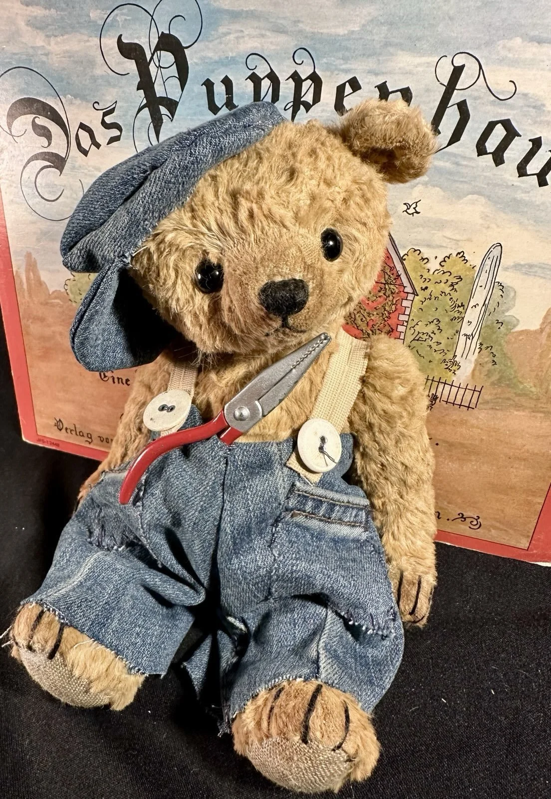 Hugo, der Handwerker – ca. 25 cm groß, aus Viskose, 5-fach gegliedert. Preis: 110 €