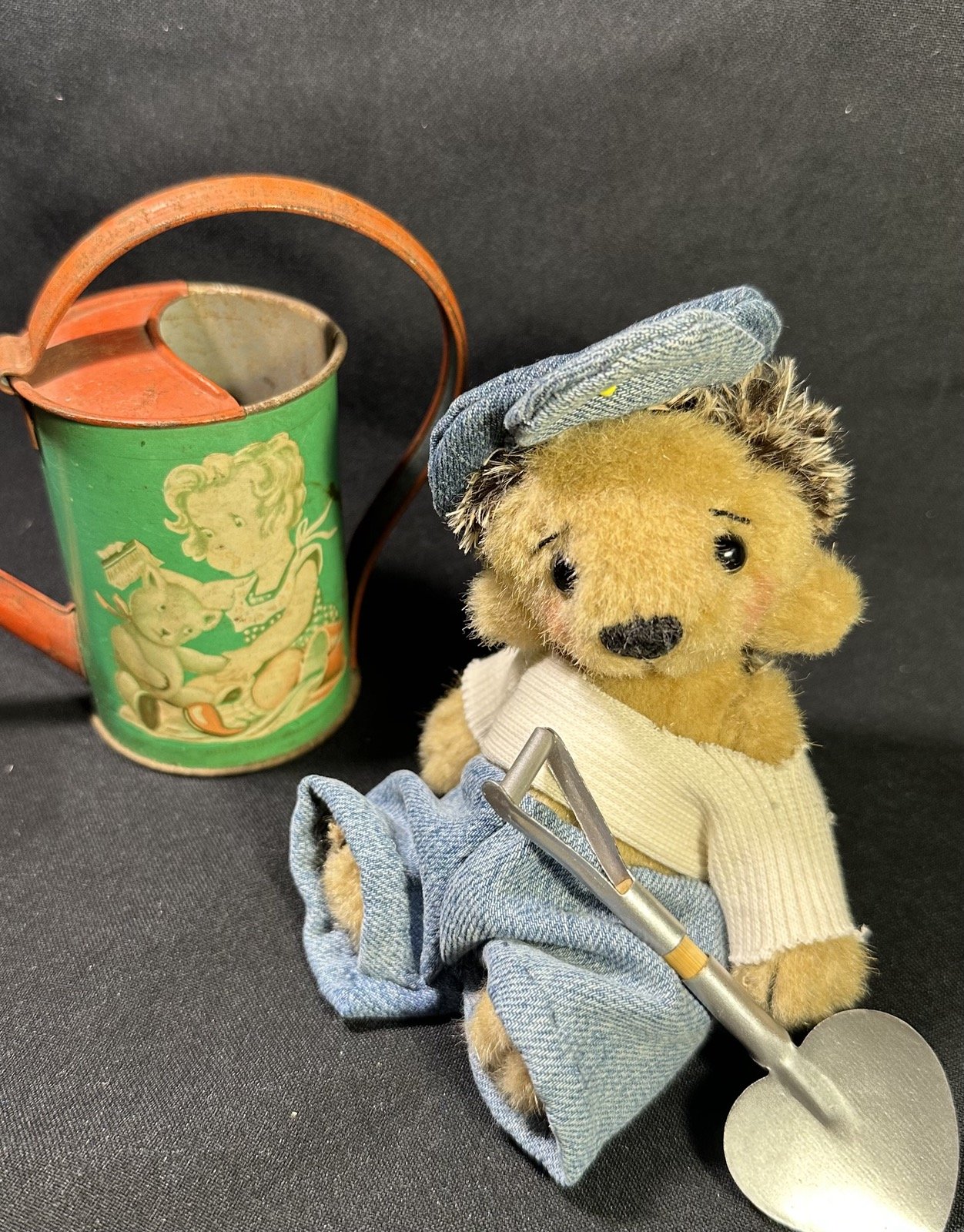 ADOPTIERT - Igel Willi mit Spaten – ca. 15 cm groß, aus Mohair und Igelstoff, 5-fach gegliedert. Adoptionsgebühr: 85 €
