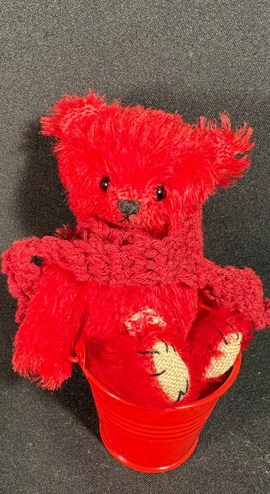 Roter Bär im Eimer, frontal, helle Pfotenballen mit gestickten Krallen sichtbar